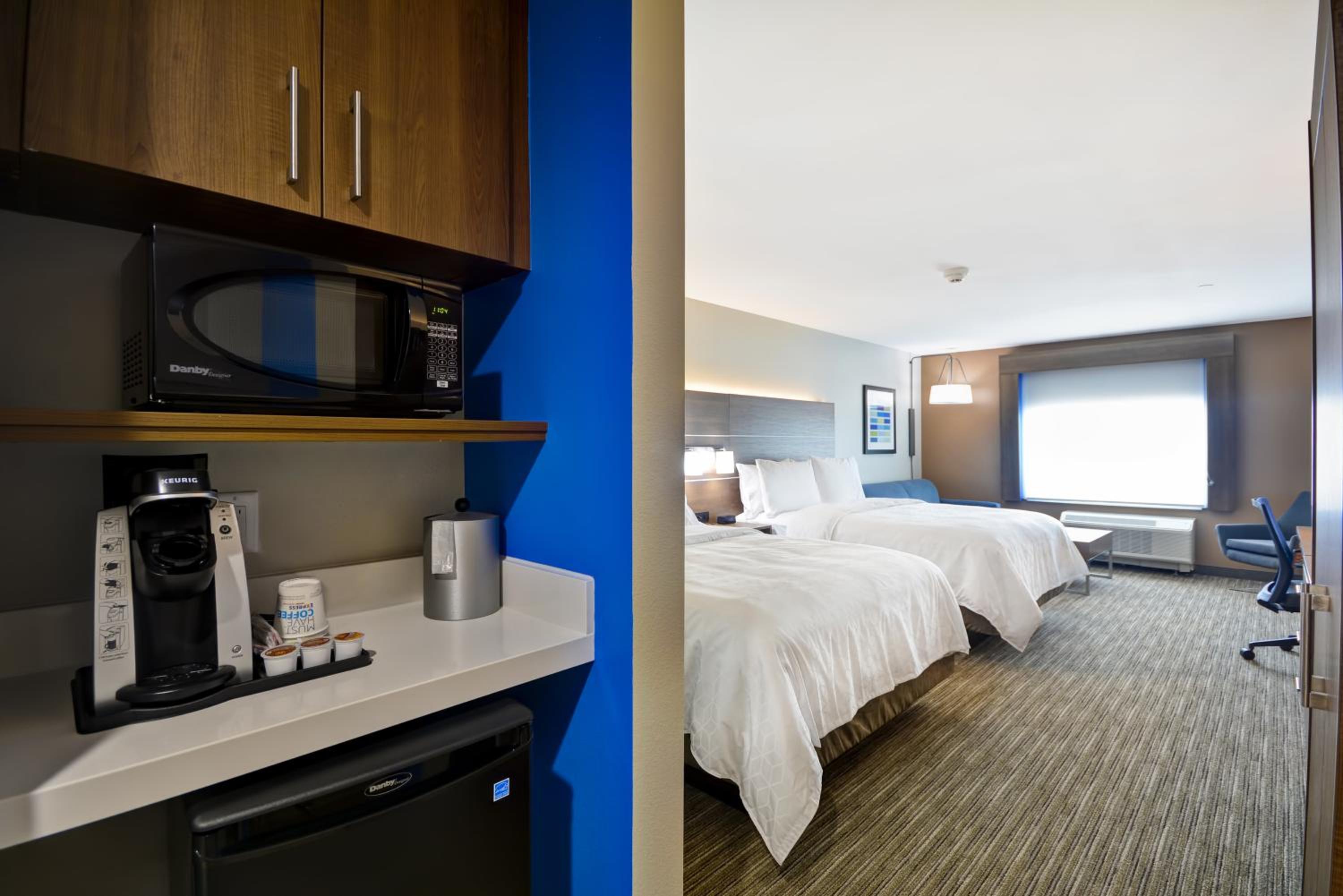 Queen Suite with Two Queen Beds - Non-Smoking - Photo 3