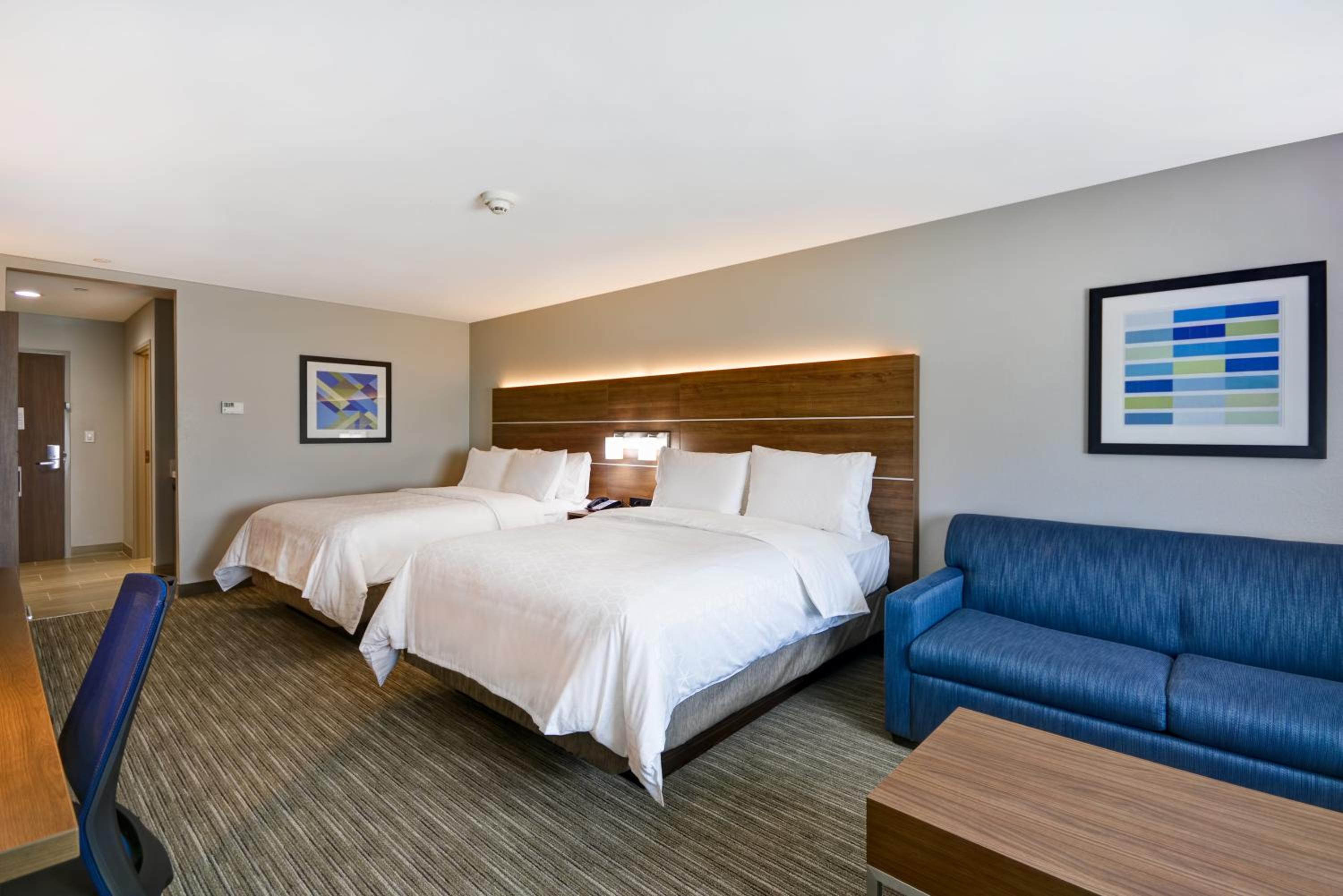 Queen Suite with Two Queen Beds - Non-Smoking - Photo 2