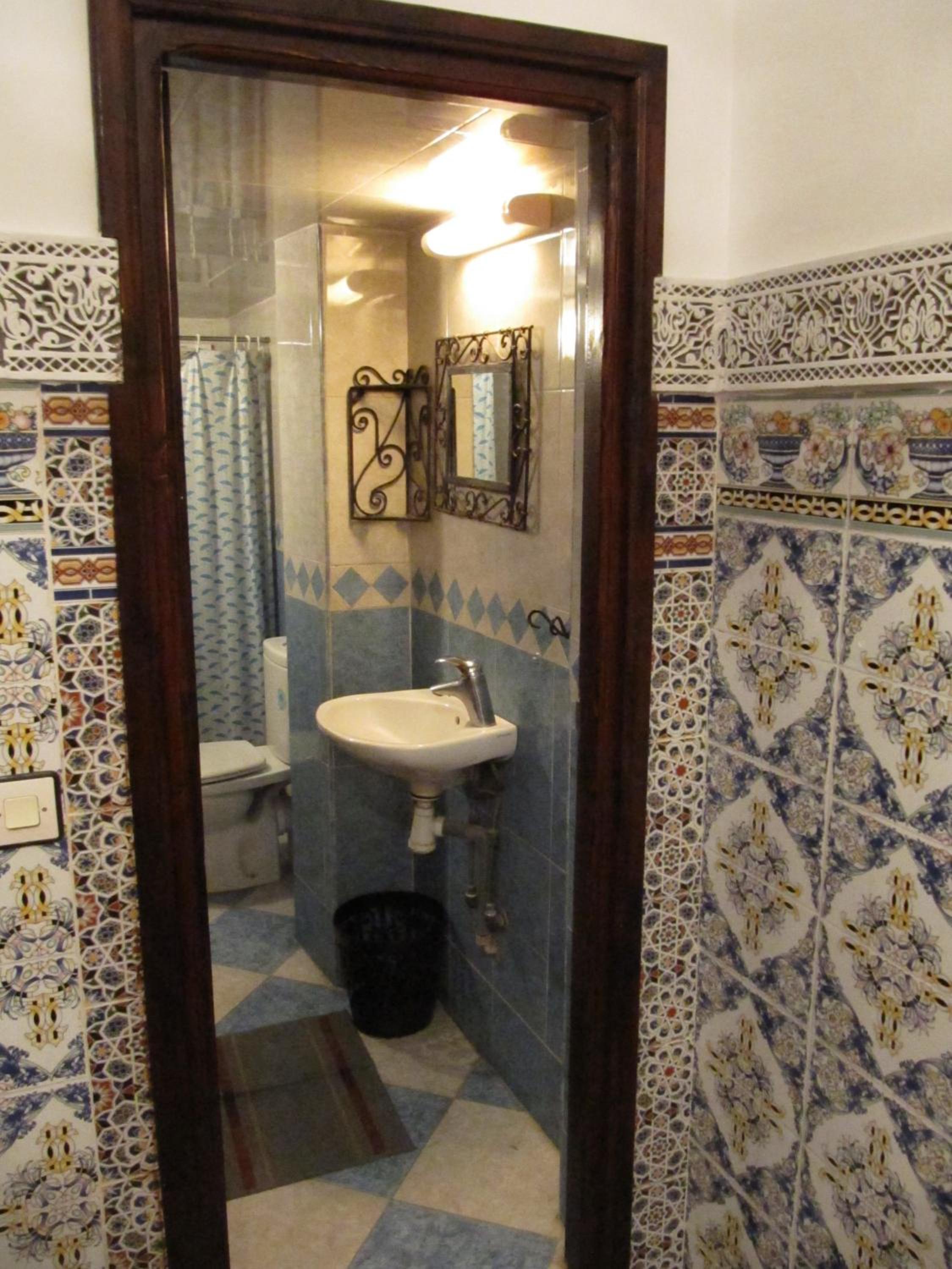 Double Room with Private Bathroom - Photo 10
