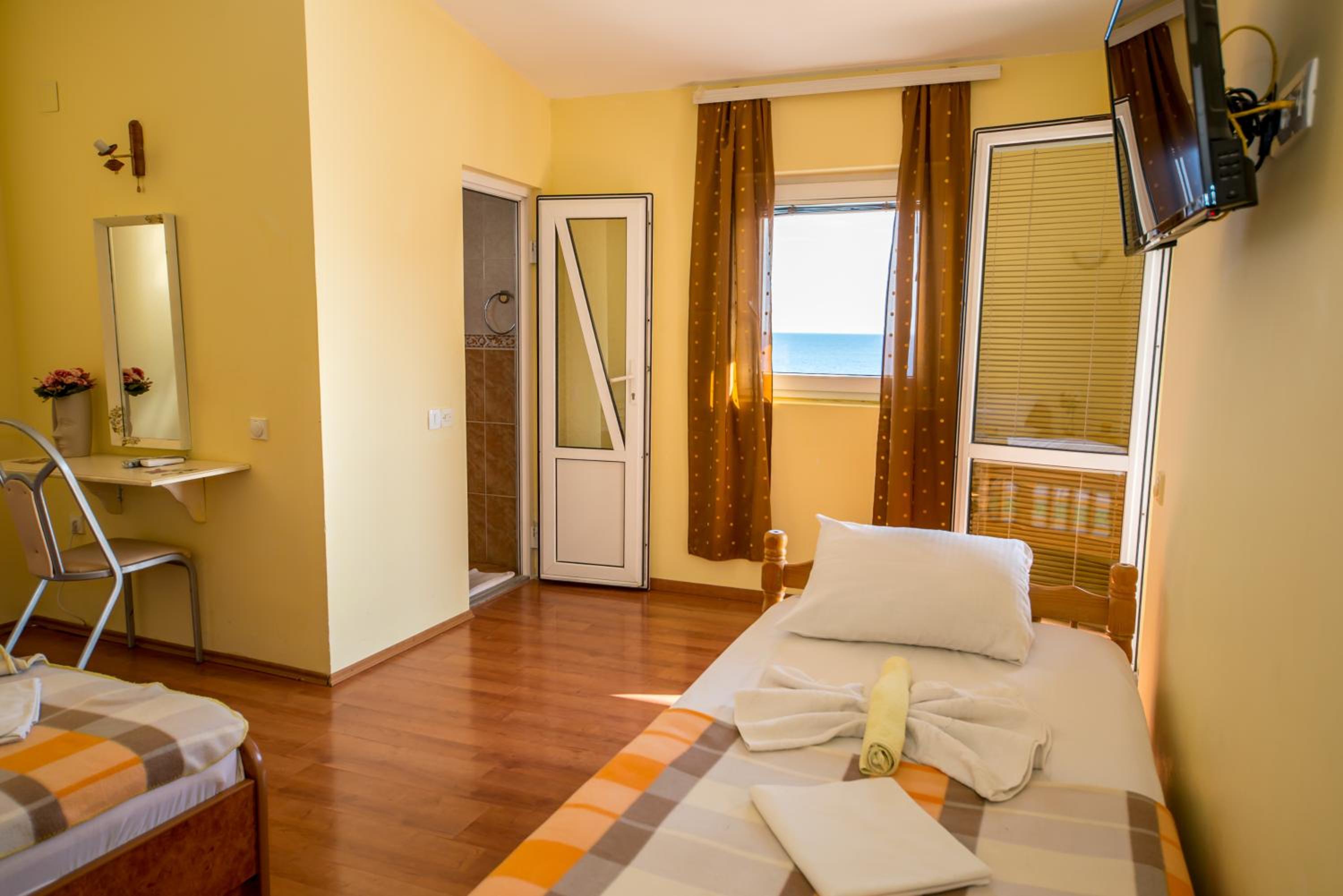 Standard Triple Room with Sea View photo 3