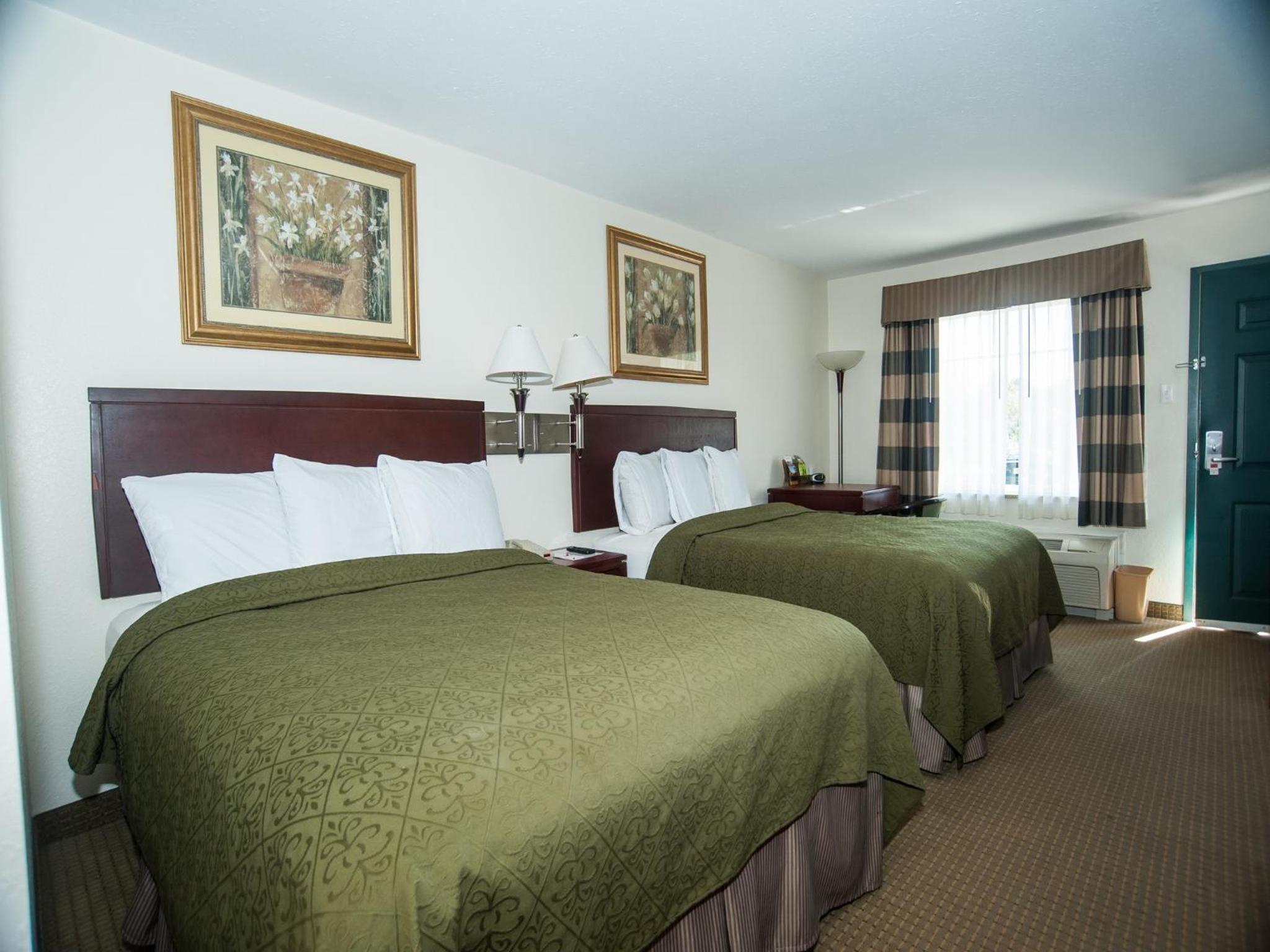 Queen Room with Two Queen Beds - Non-Smoking photo 2