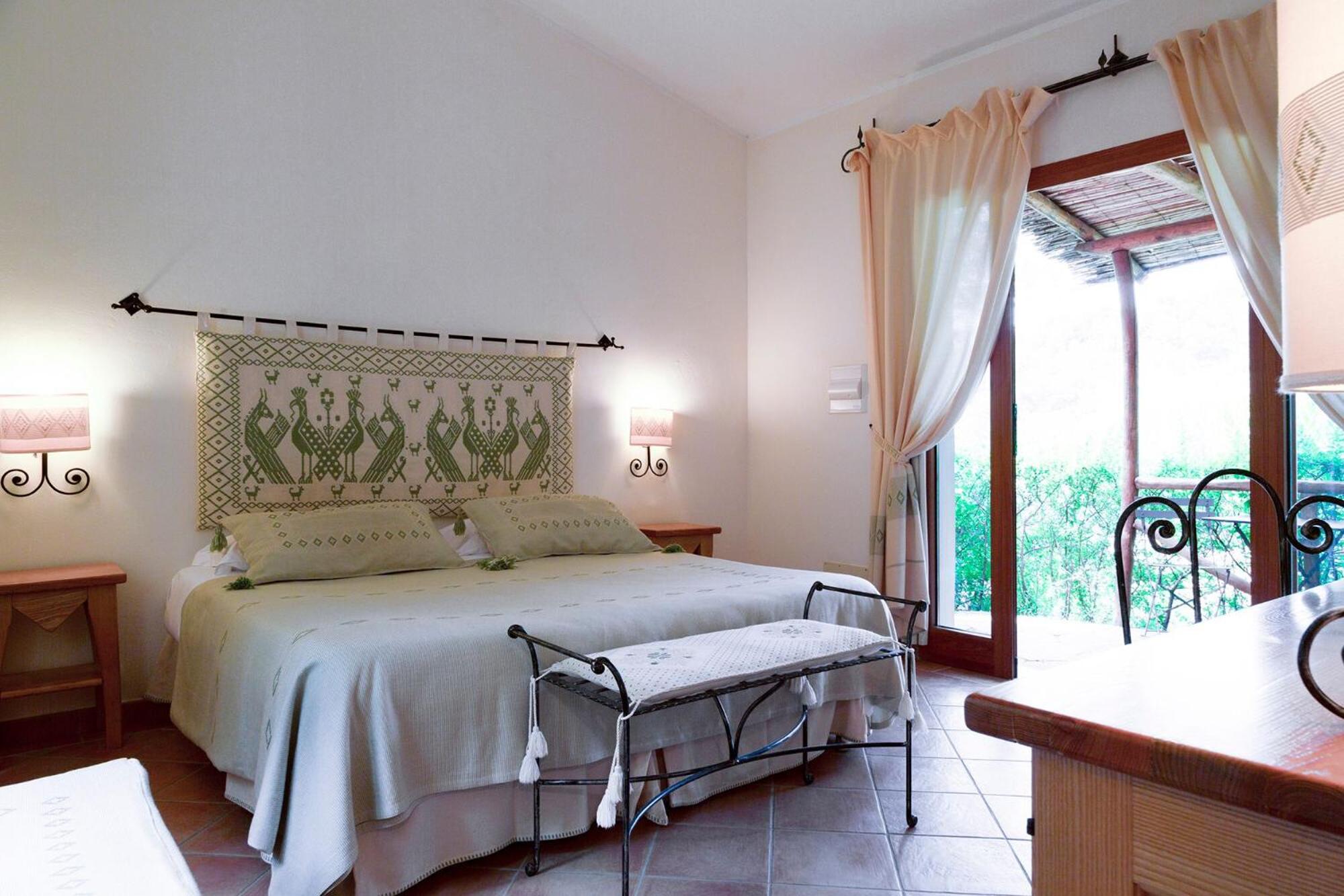 Classic Triple Room with Partial Lake View