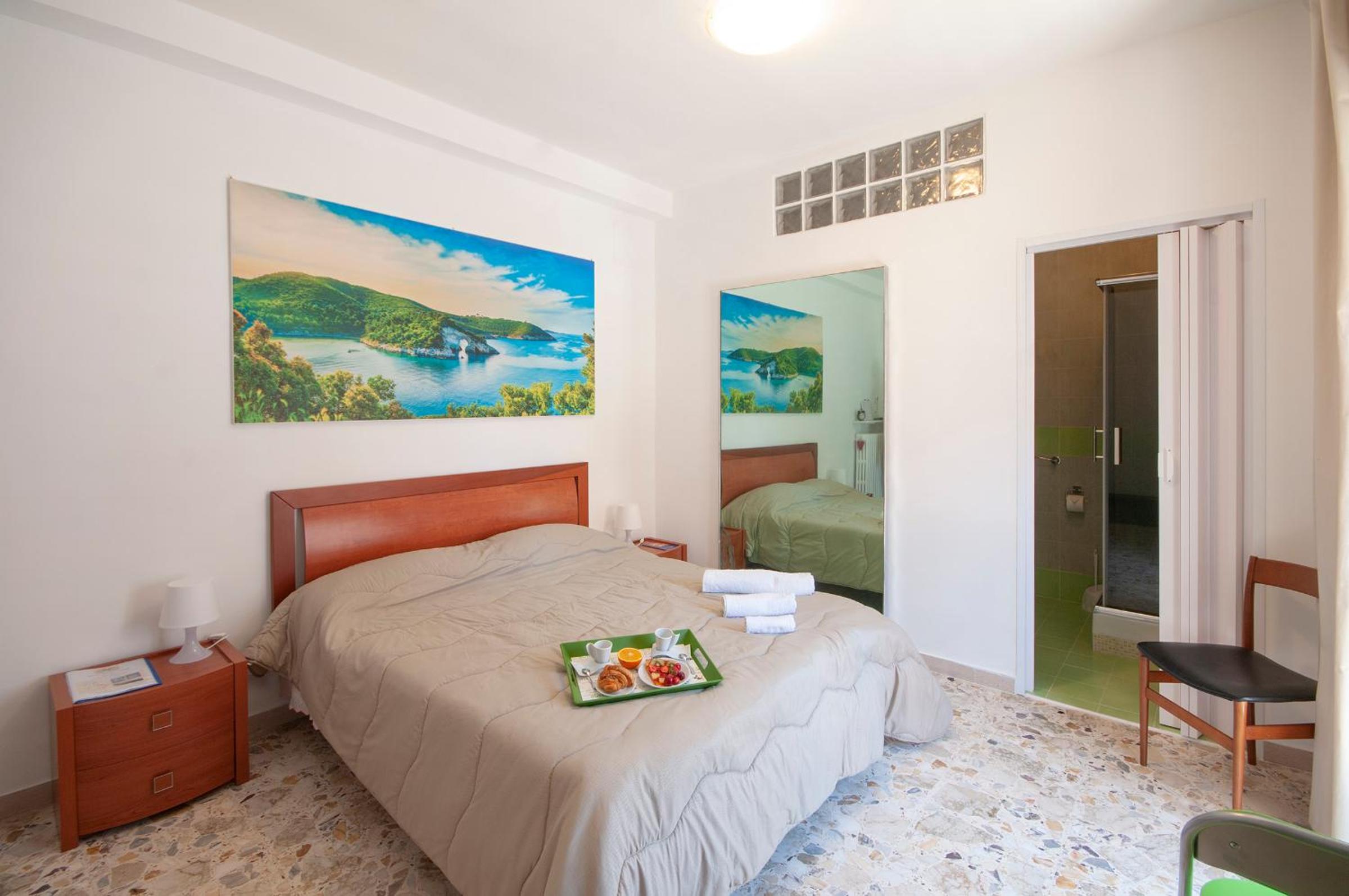 Double Room with Private Bathroom - Photo 1