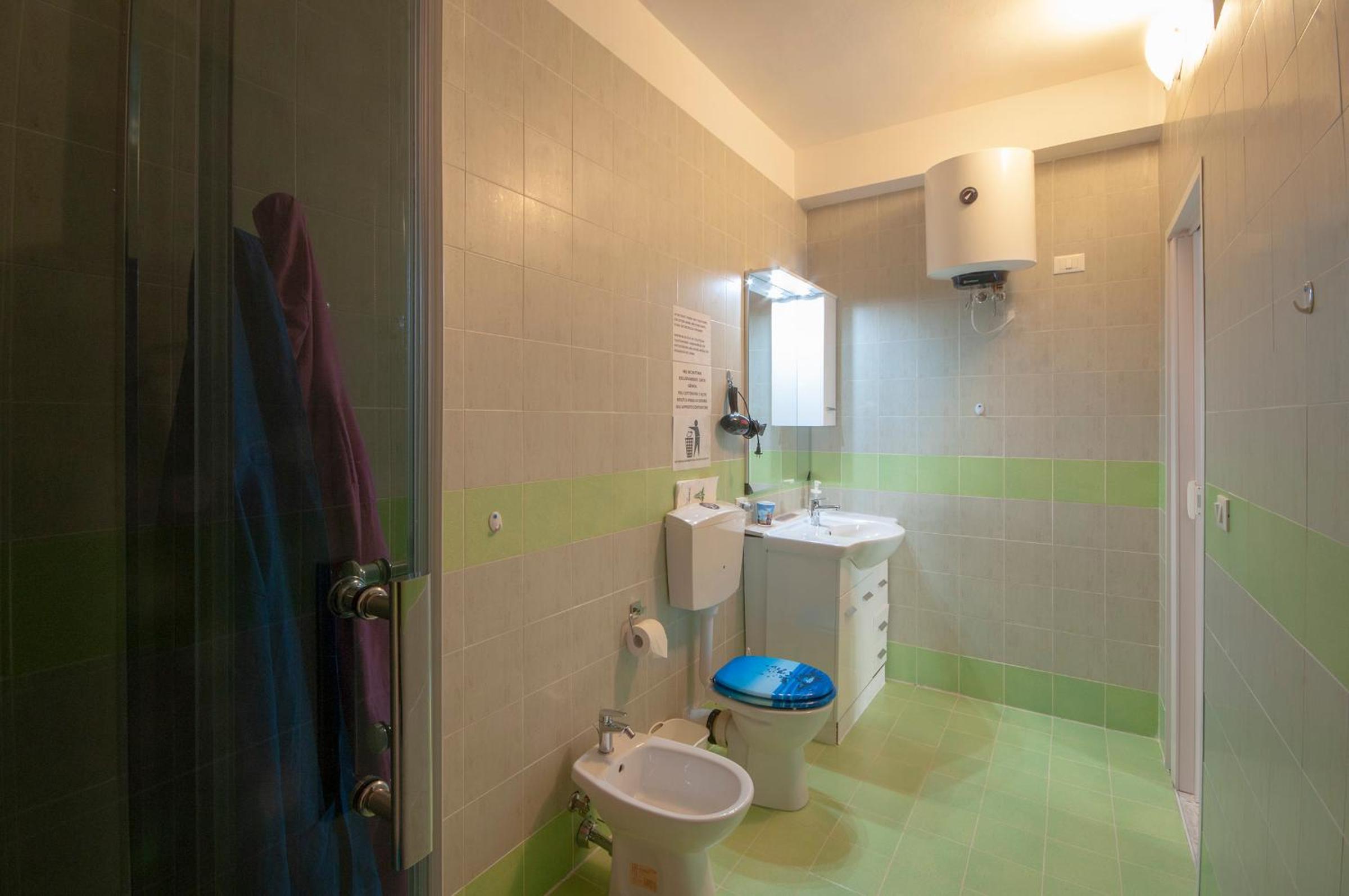 Triple Room with Private Bathroom - Photo 15