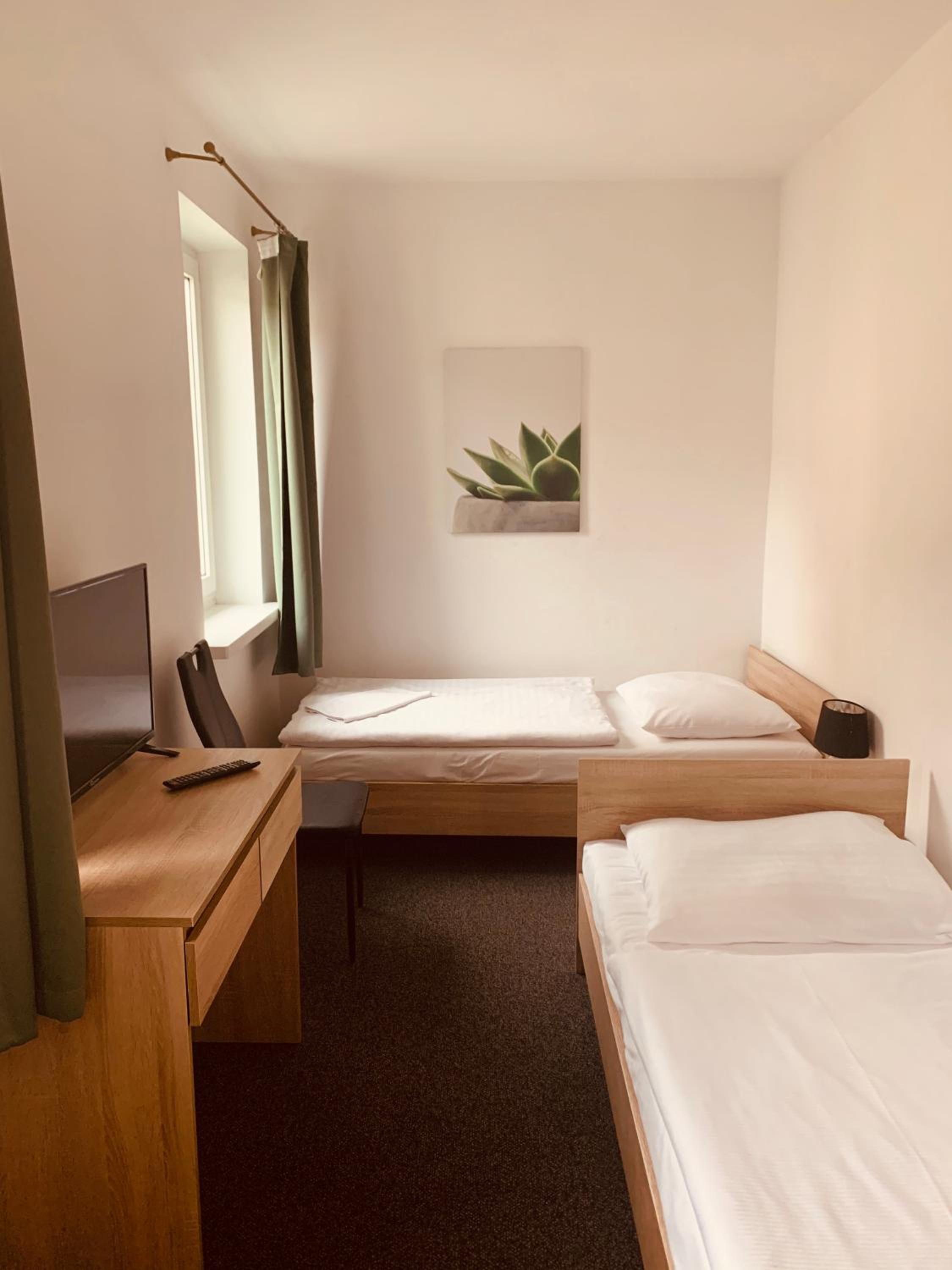 Small Twin Room - Photo 1