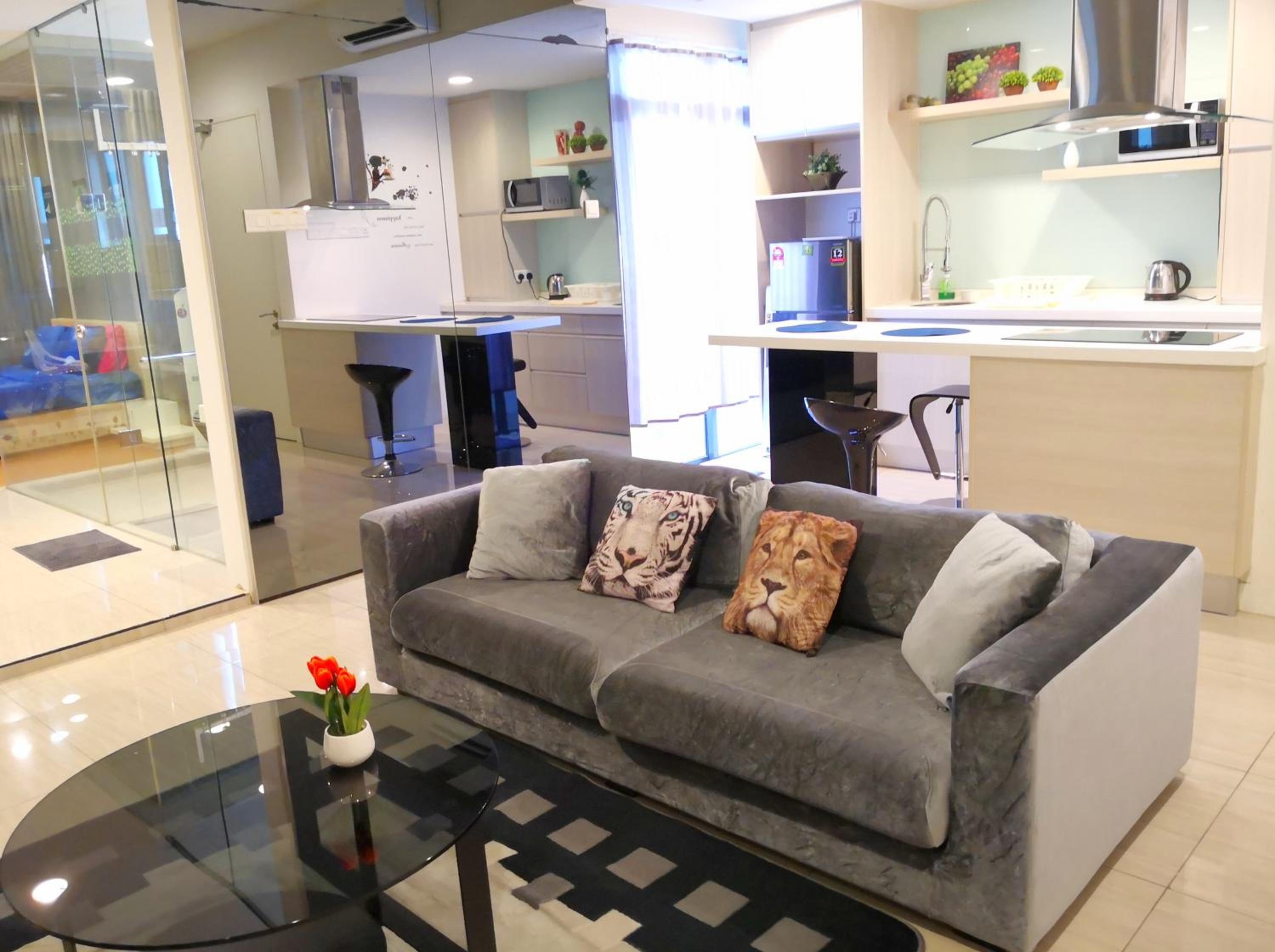 Apartment With Pool View