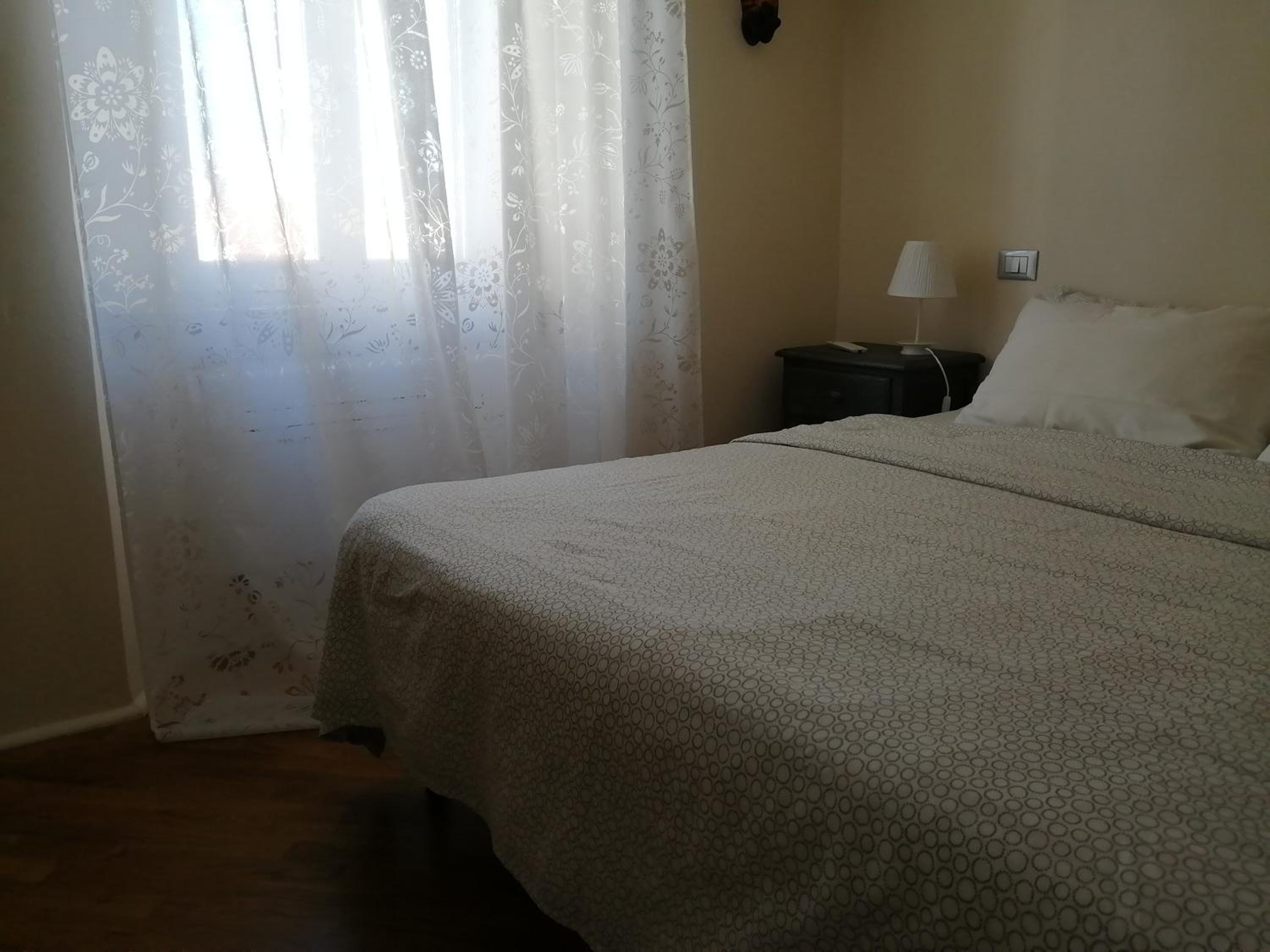 One-Bedroom Apartment - Photo 2
