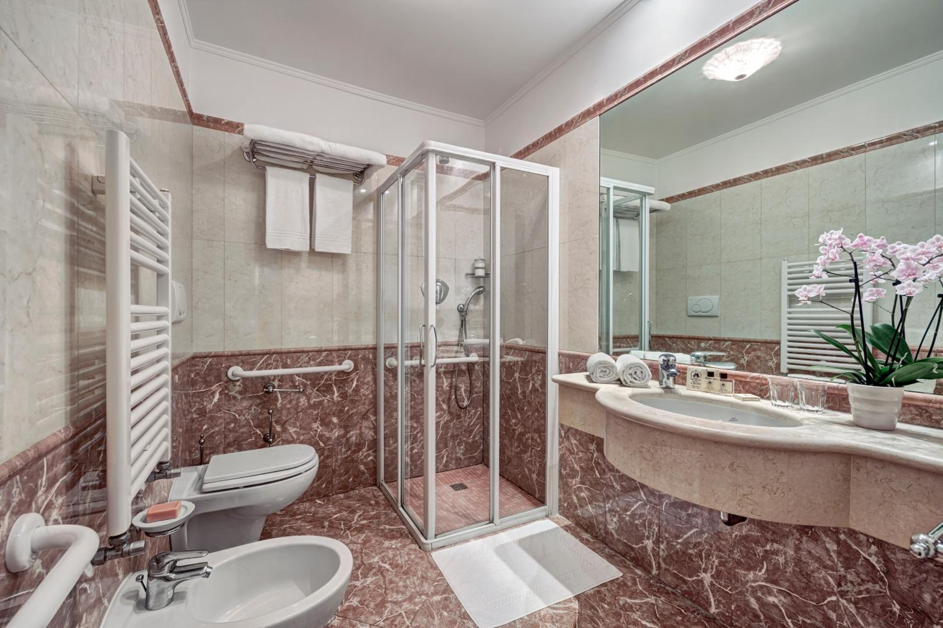 Double Room thumbnail 6