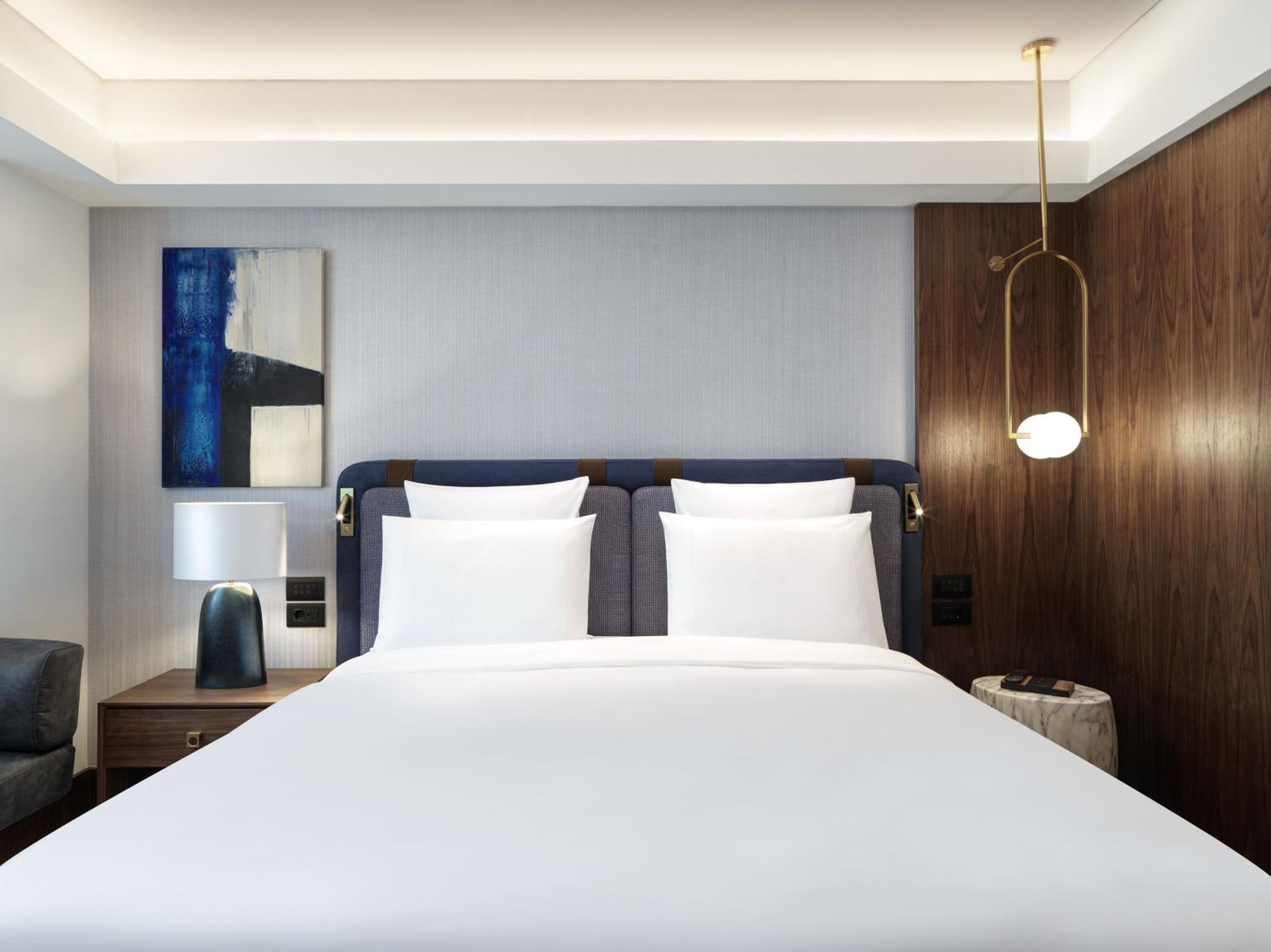 Deluxe King Room thumbnail 6