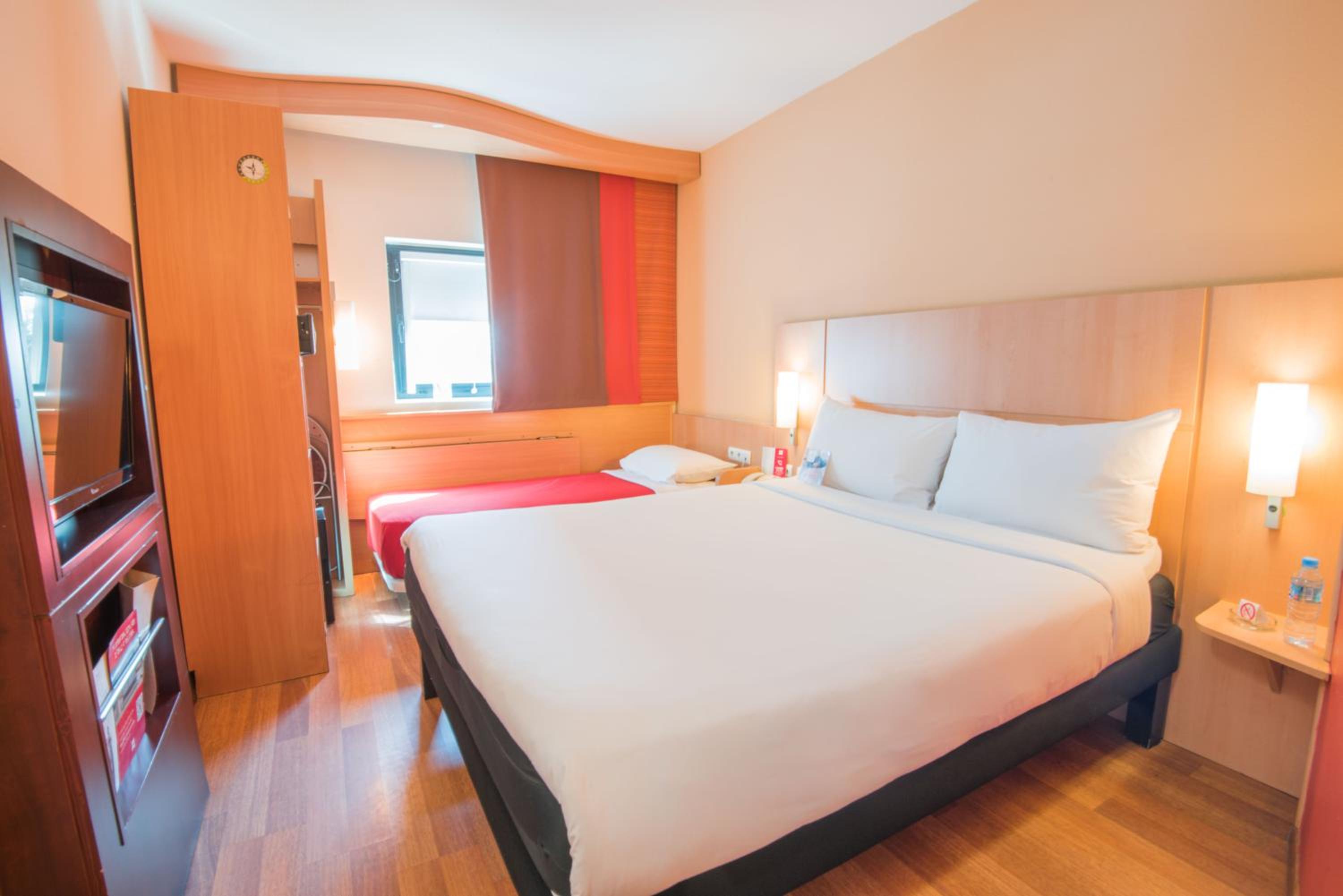 Standard Double With One Single Bed photo 2
