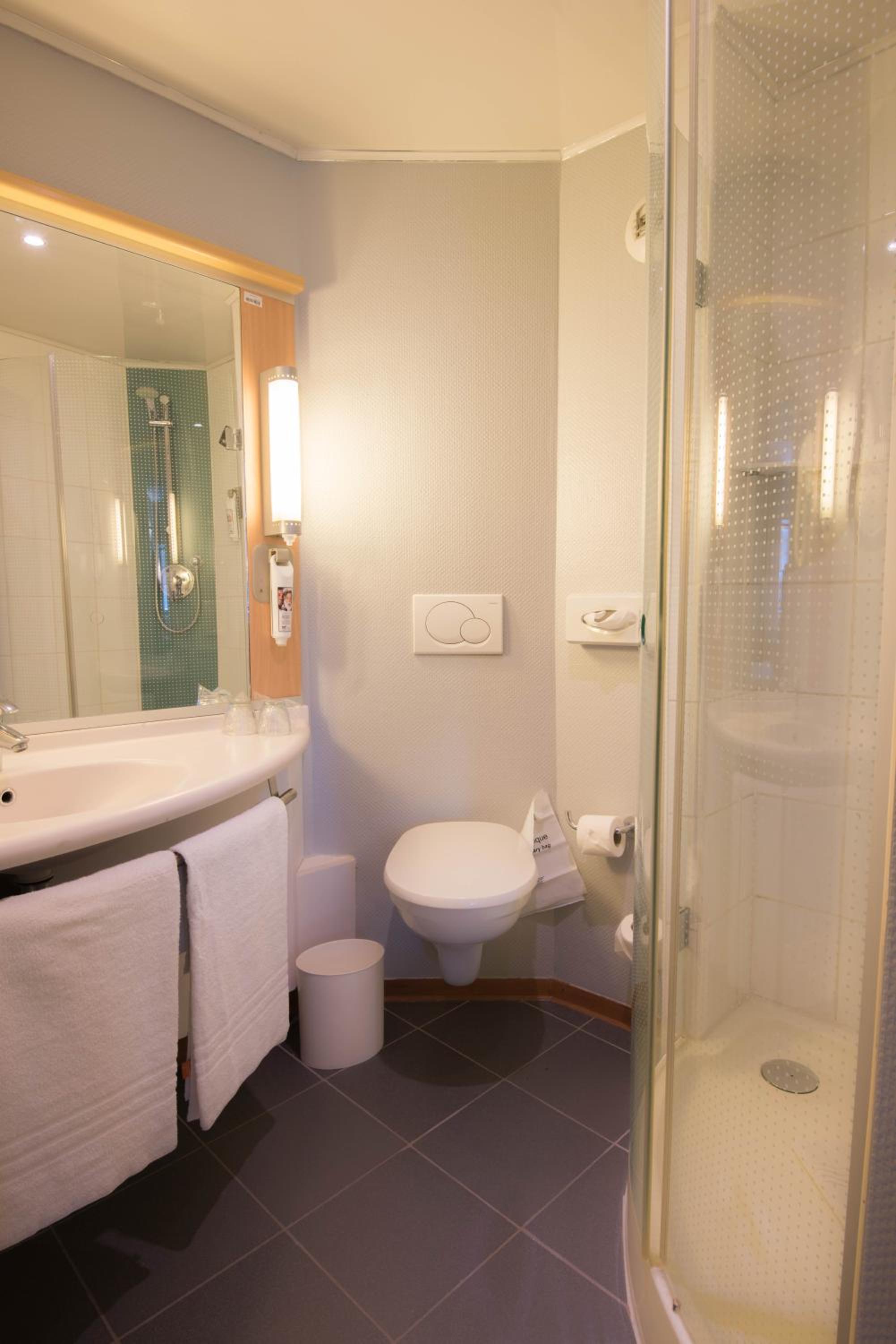Standard Double With One Single Bed photo 2