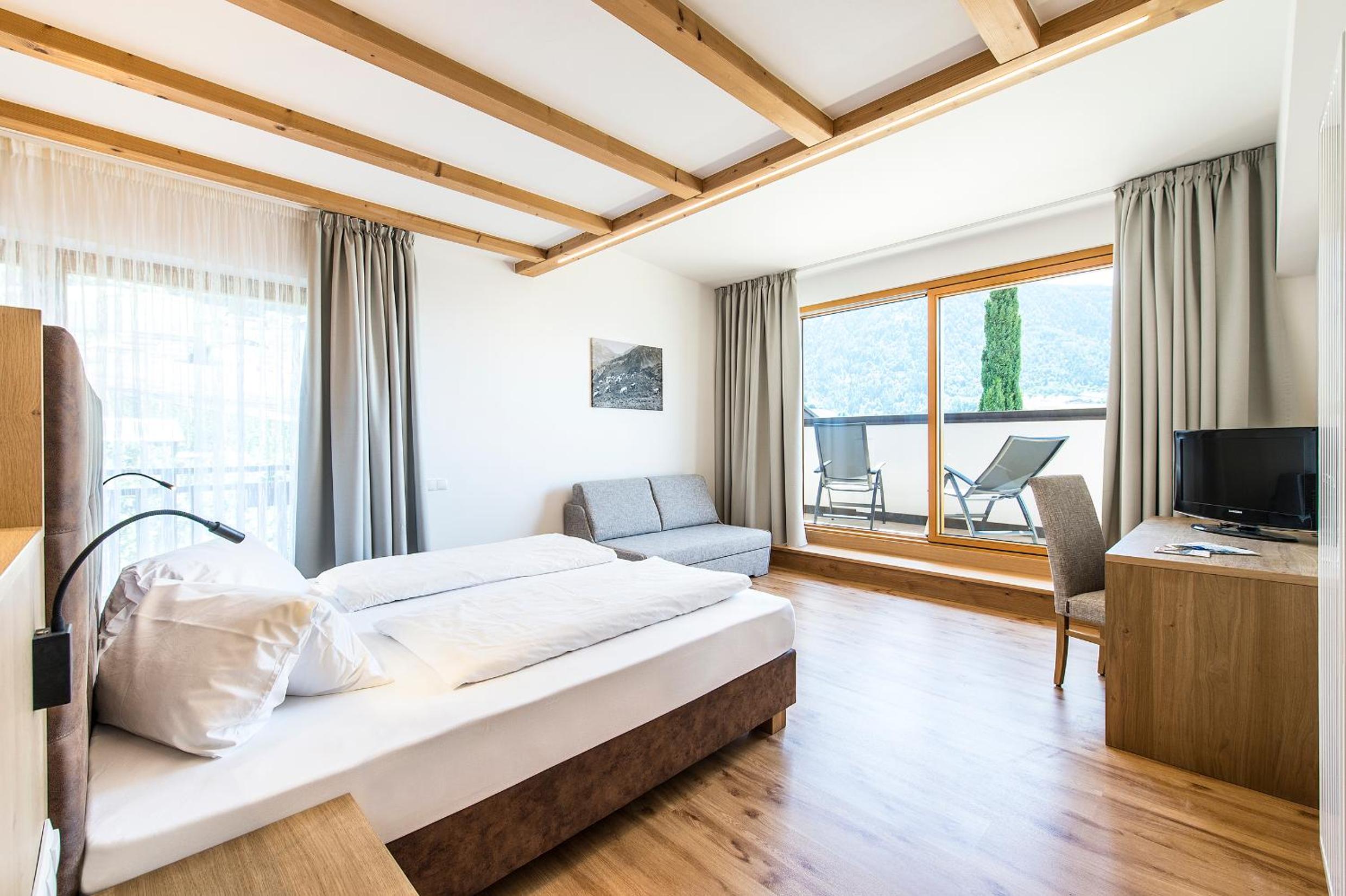 Deluxe Double Room with Balcony photo 2