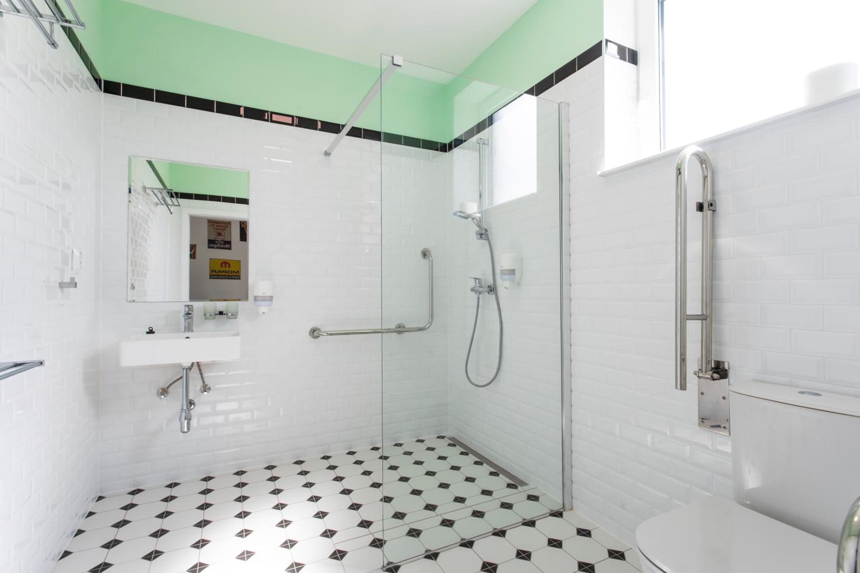 King Room with Roll-In Shower - Disability Access - Photo 2