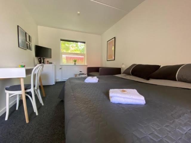 Large Double Room - Photo 1