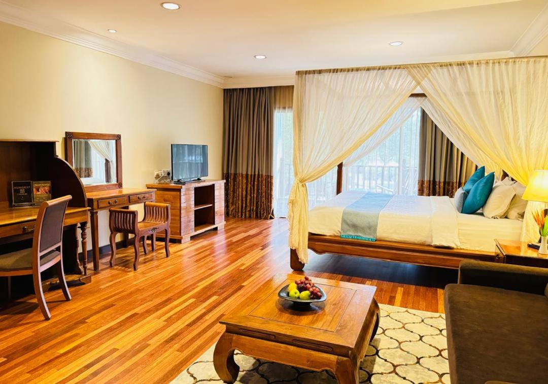 Deluxe King Room Lake View