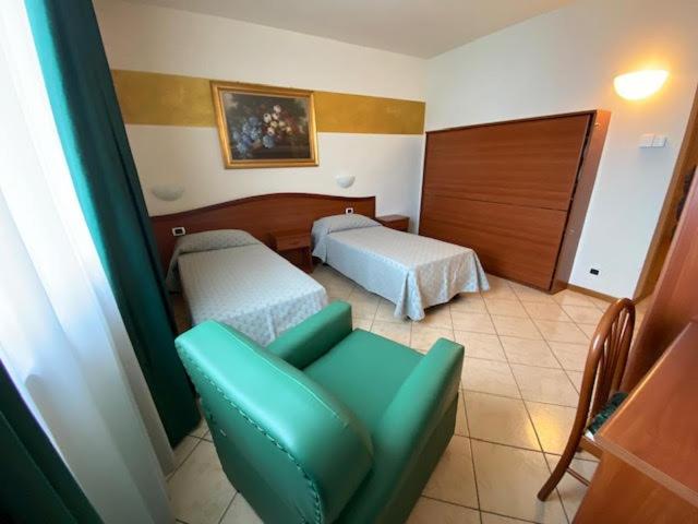 Triple Room with 2 Twin Beds - Photo 1