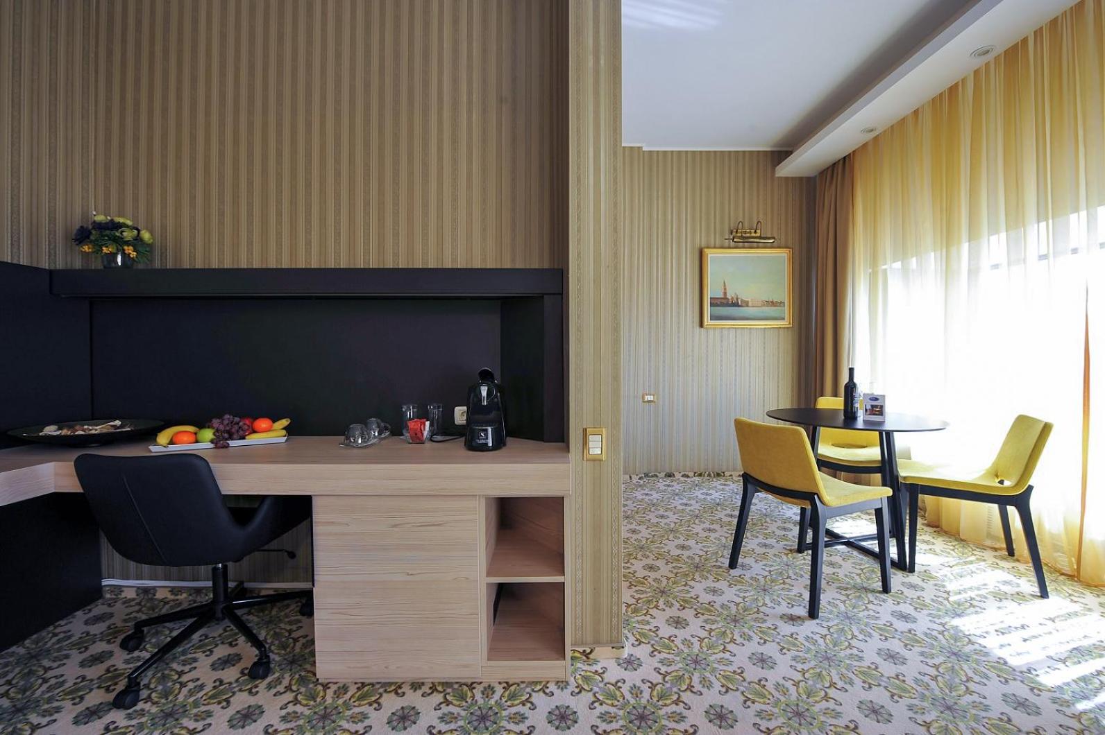 Executive Suite - Photo 1