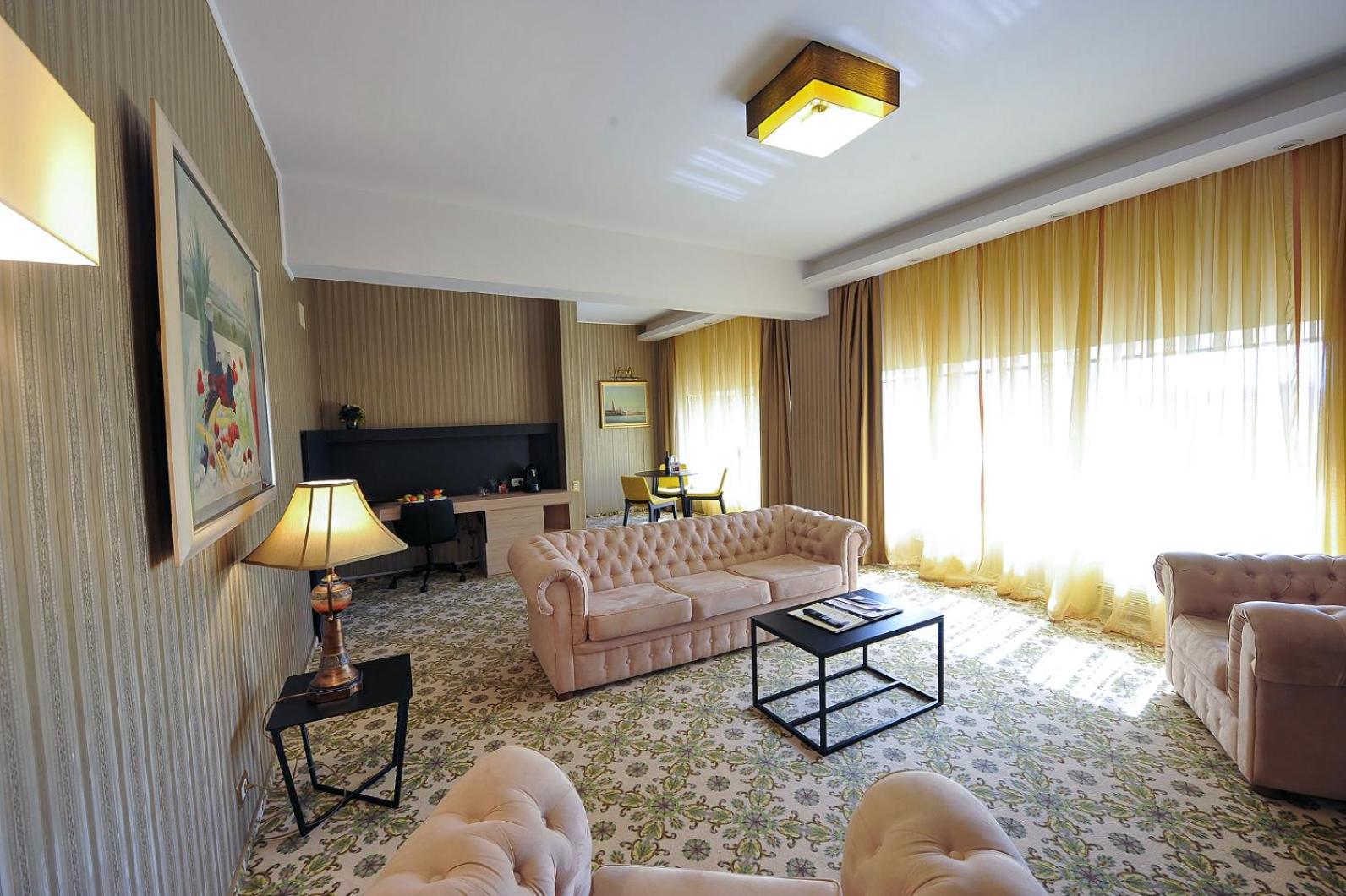 Executive Suite - Photo 3