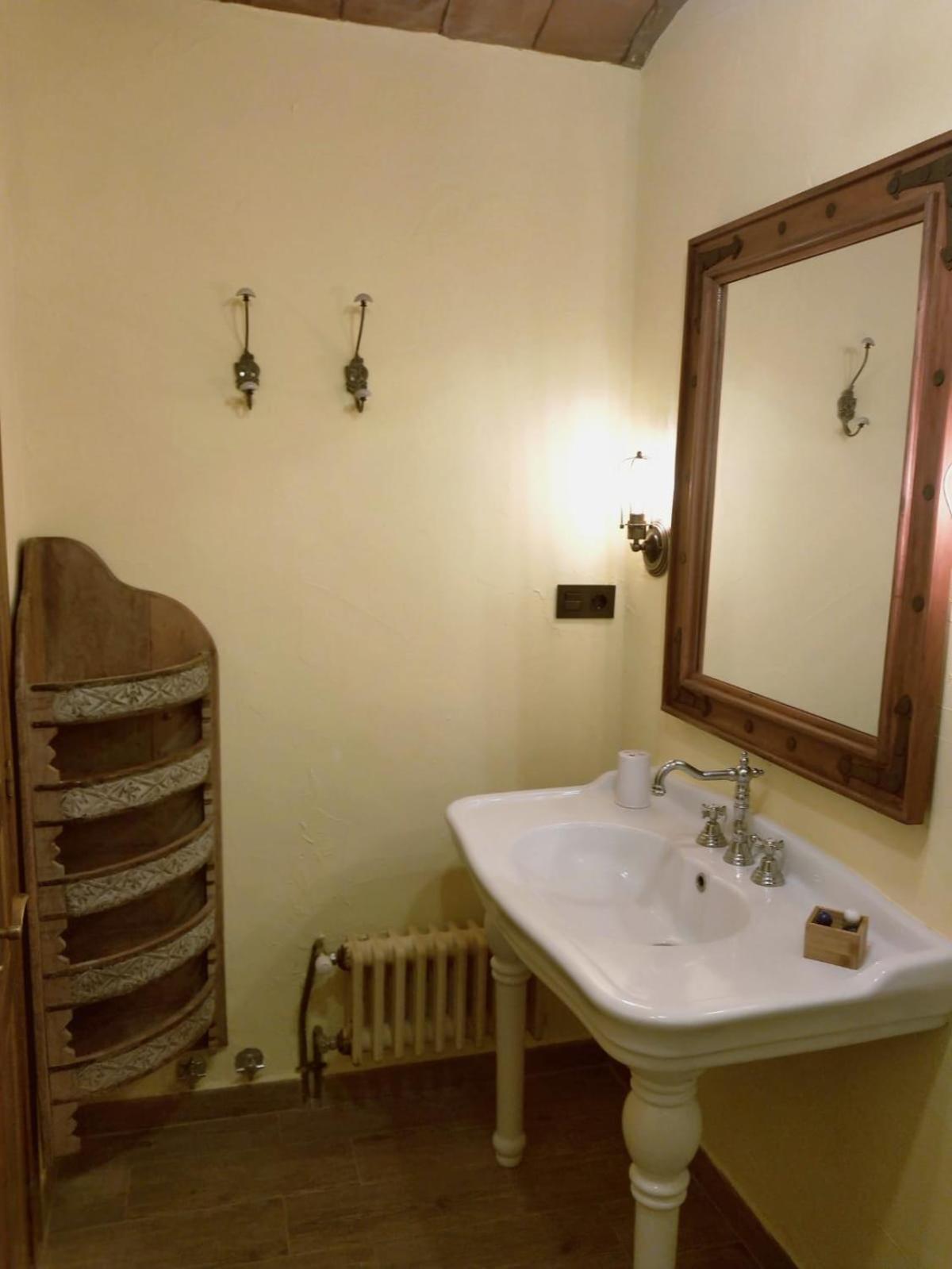 Double Room with Private Bathroom - Photo 11