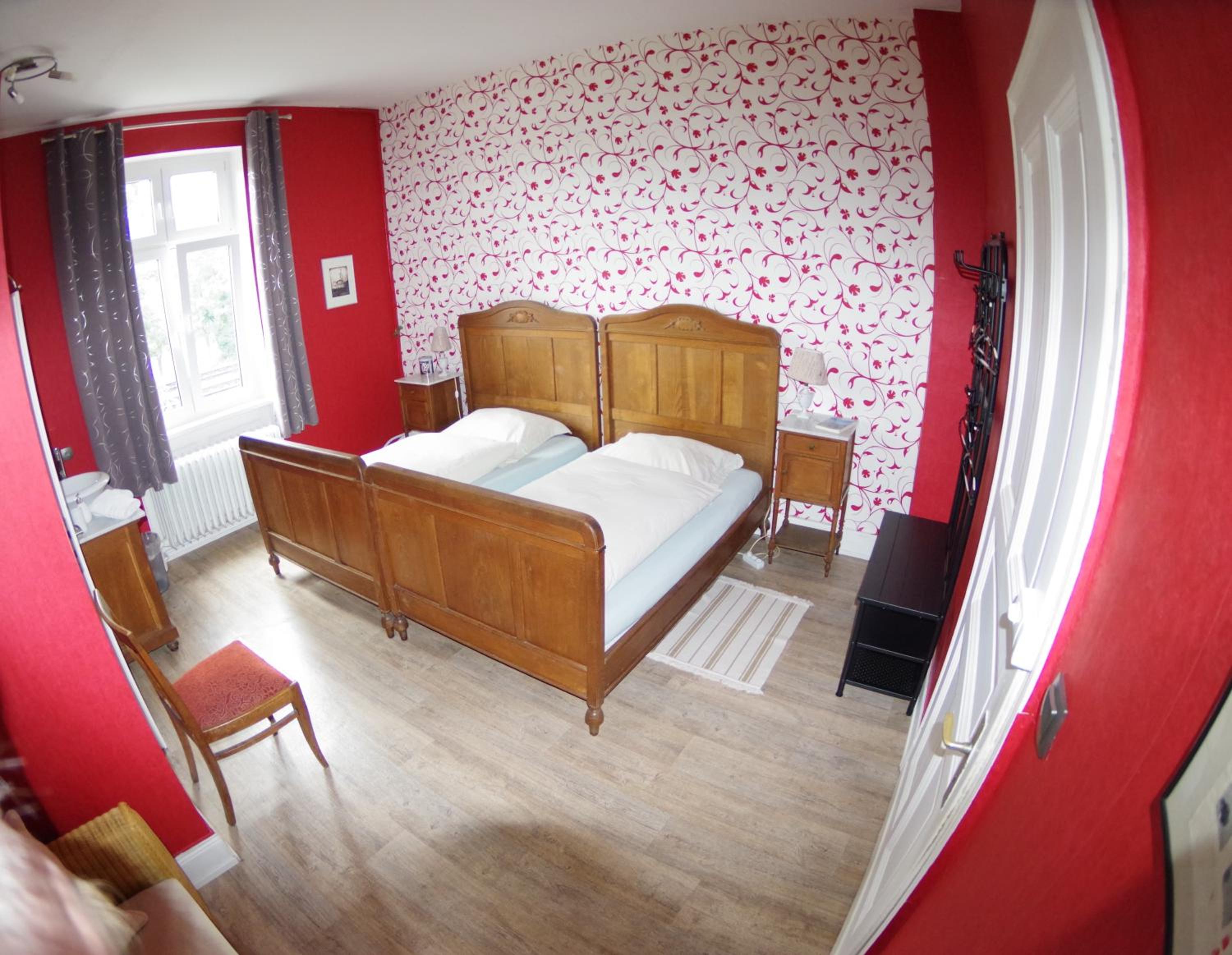 Large Double Room - Photo 6