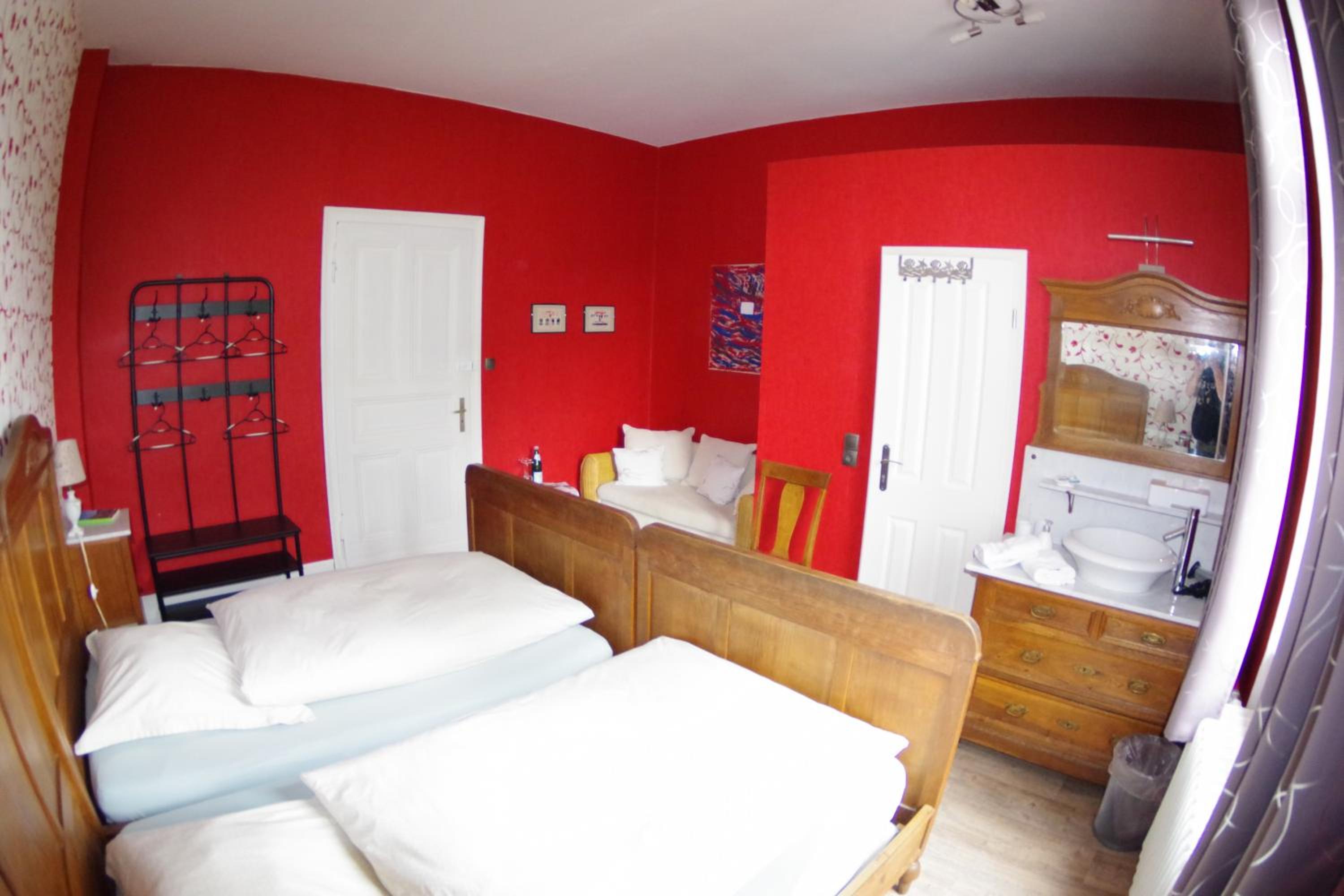 Large Double Room - Photo 5