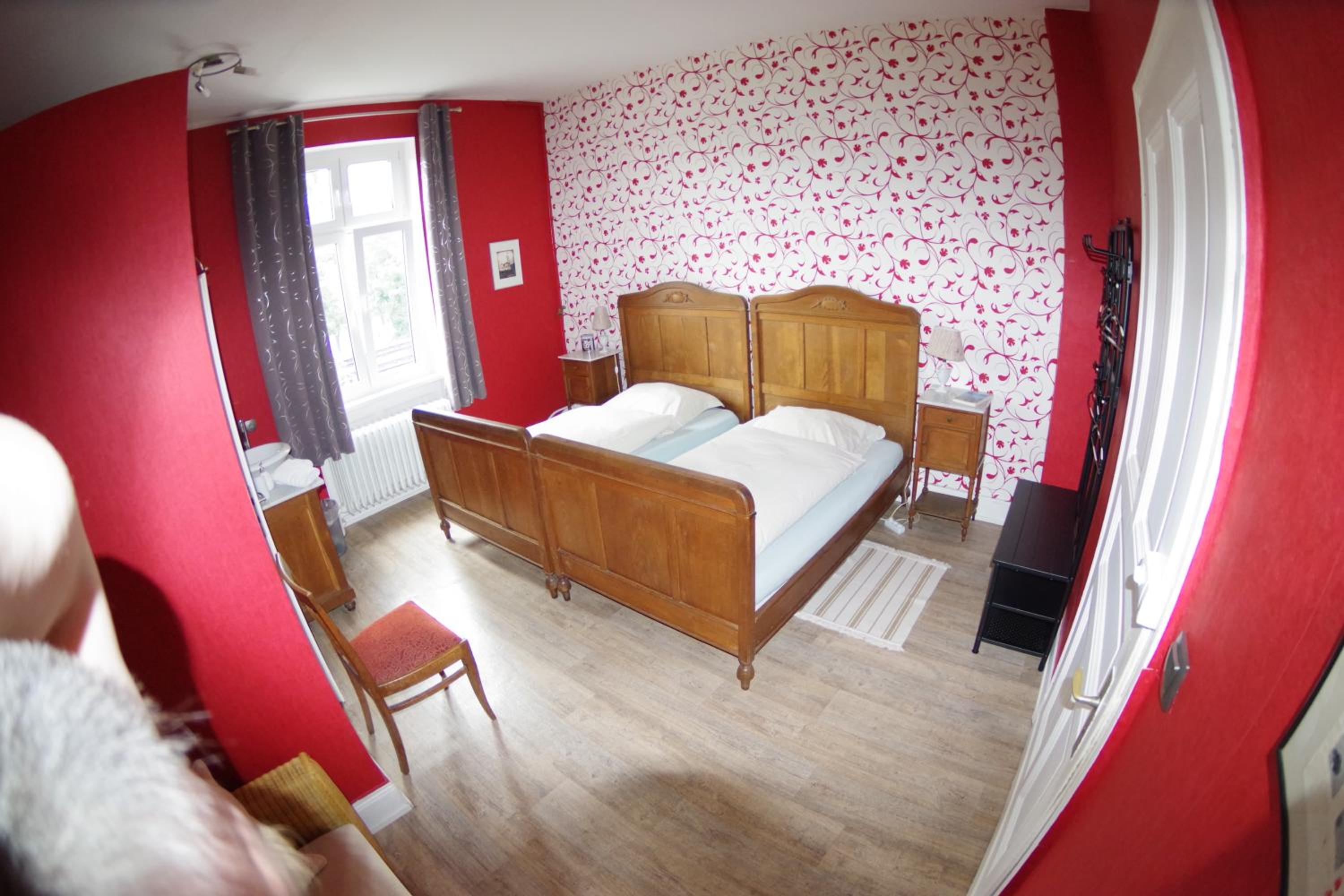 Large Double Room - Photo 1