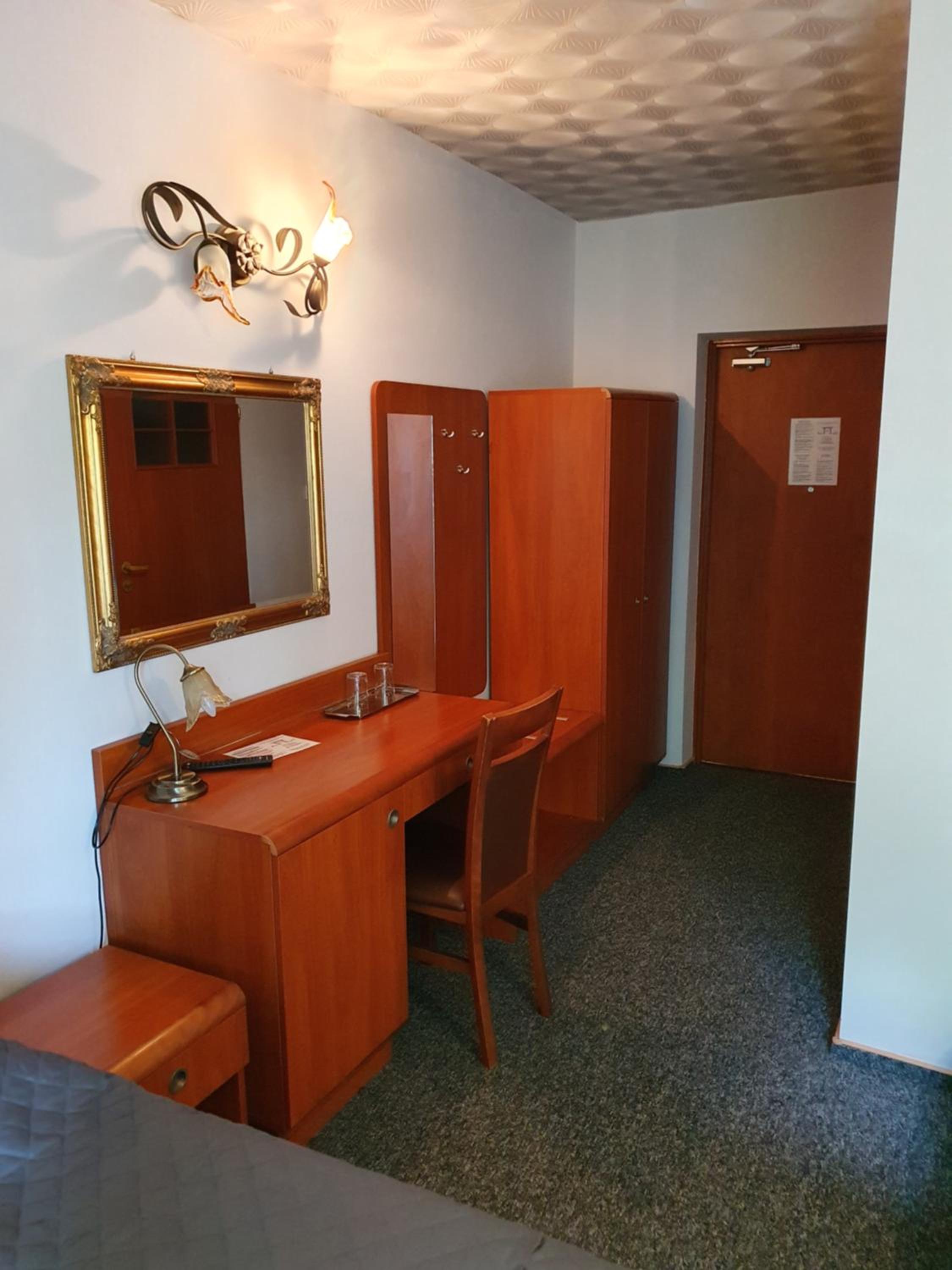 Double or Twin Room - Photo 12