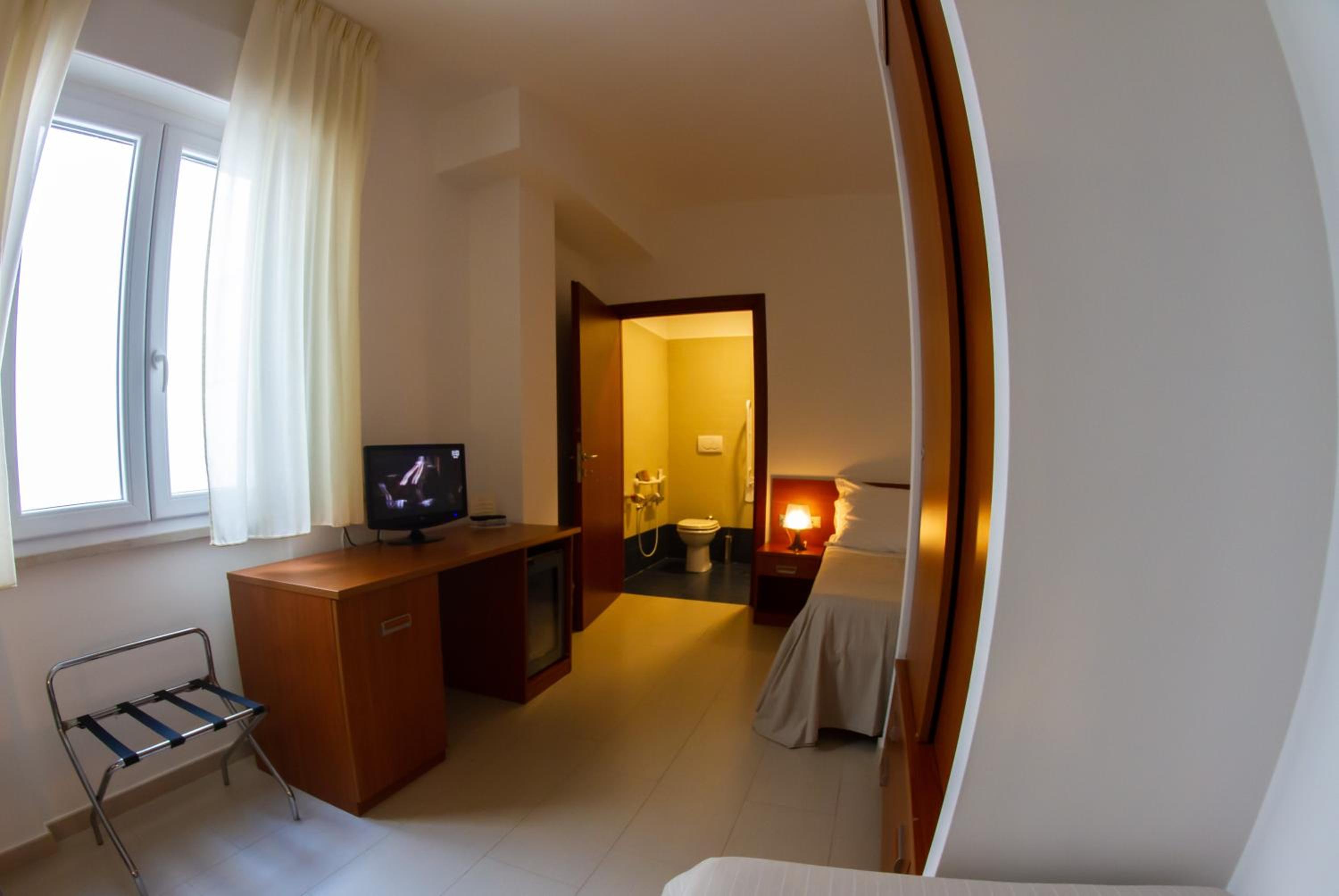 Economy Twin Room photo 3
