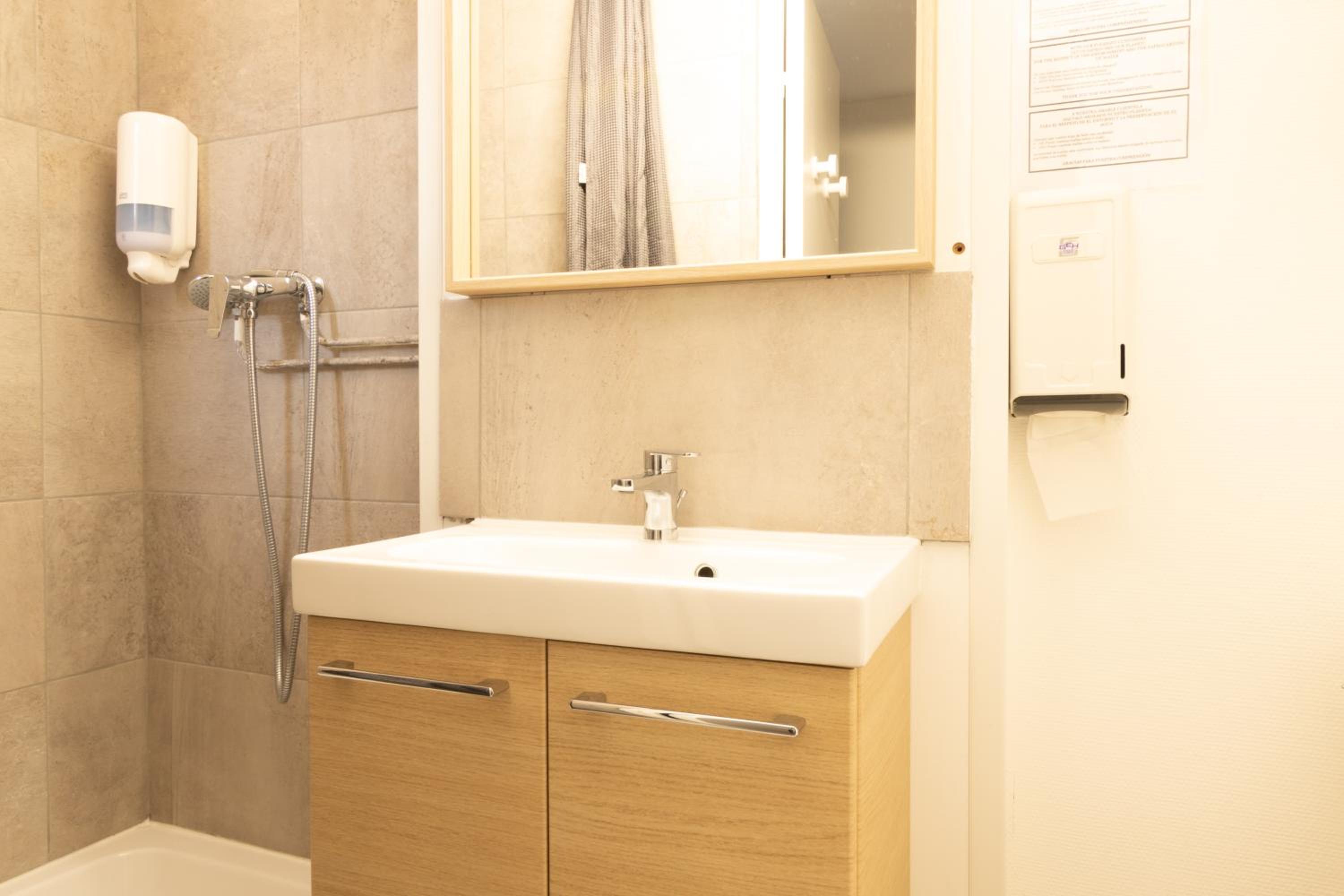 Standard Double Room - Photo 2
