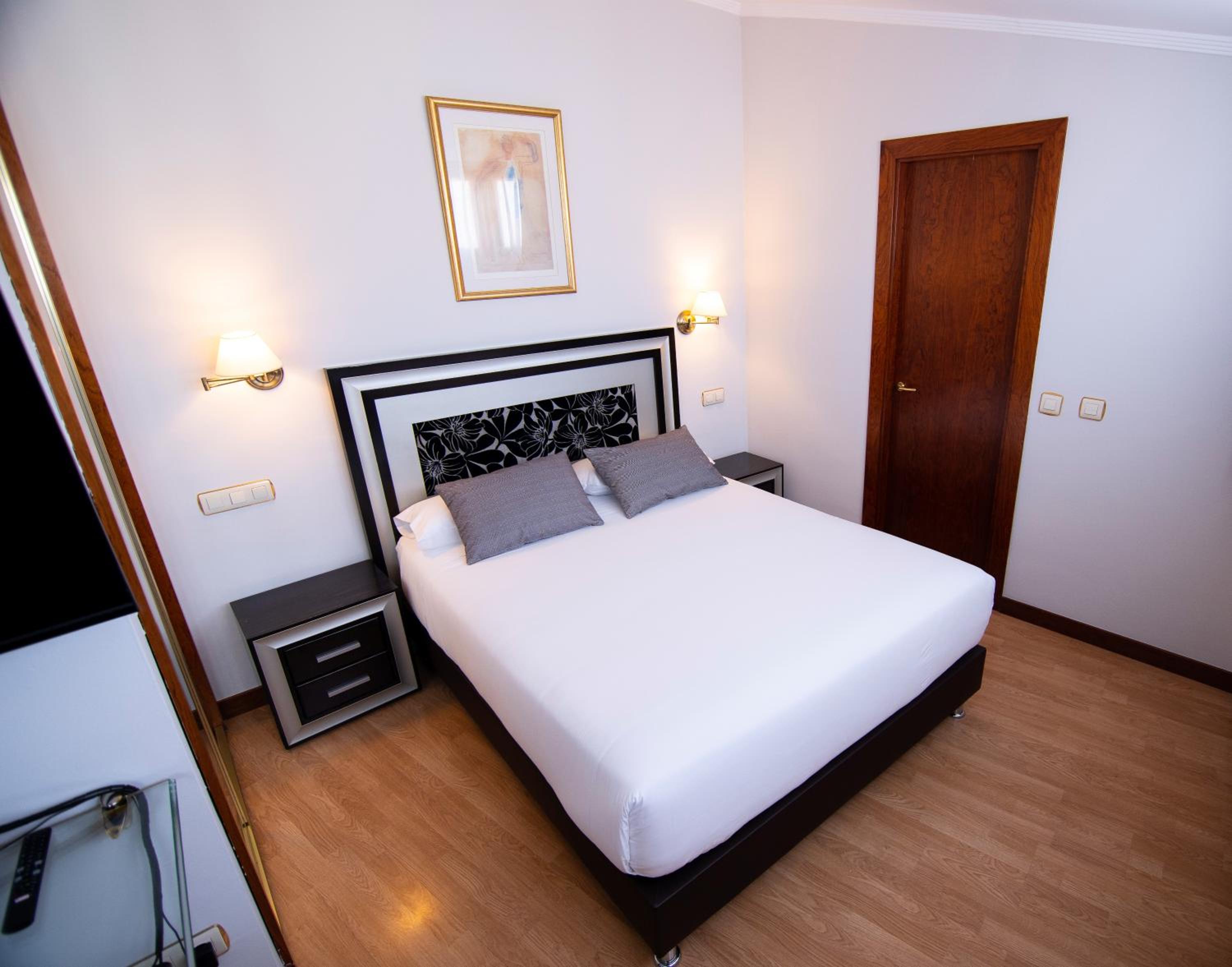 Double or Twin Room - Photo 8