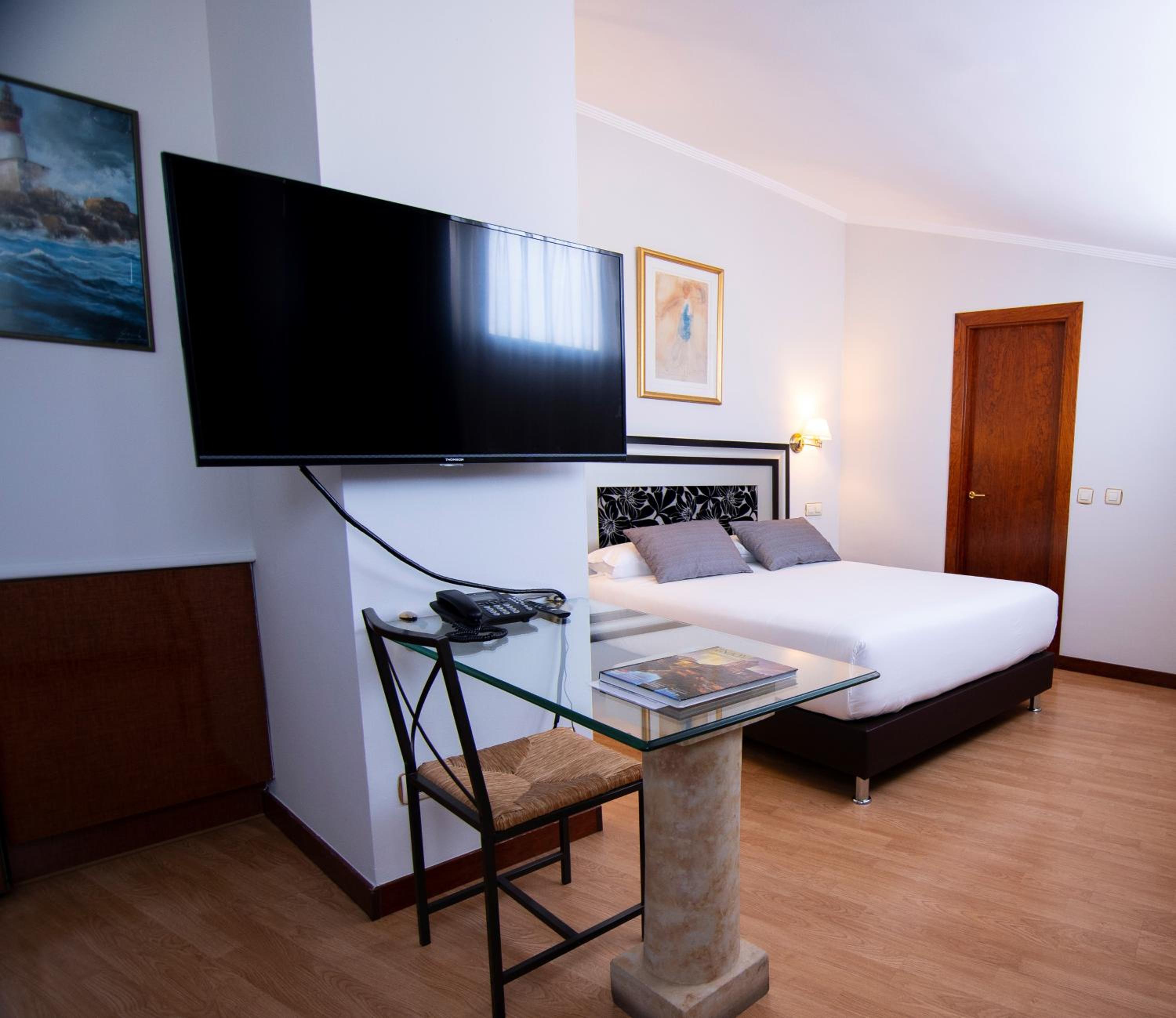 Double or Twin Room - Photo 9