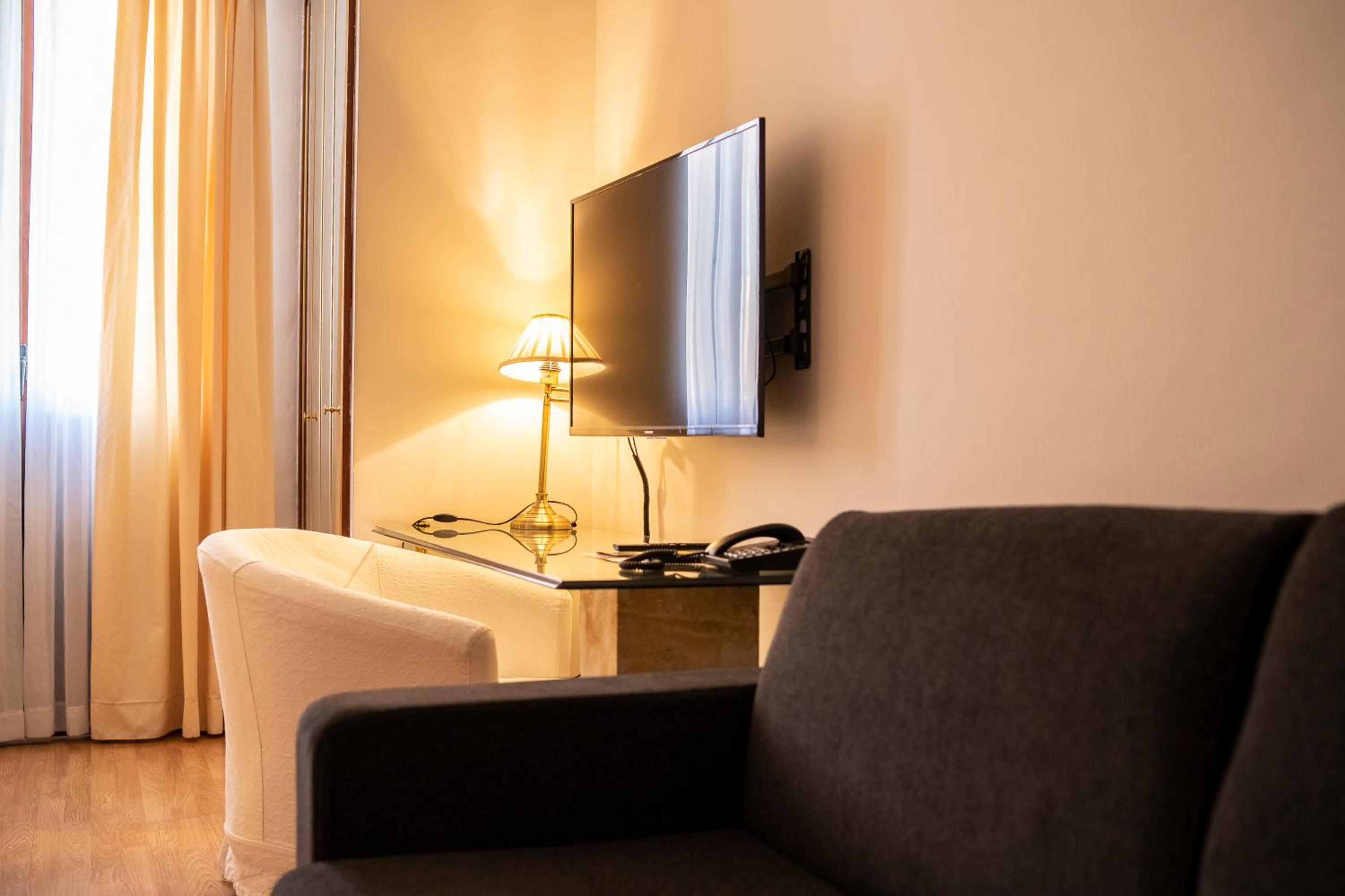 Double or Twin Room - Photo 7