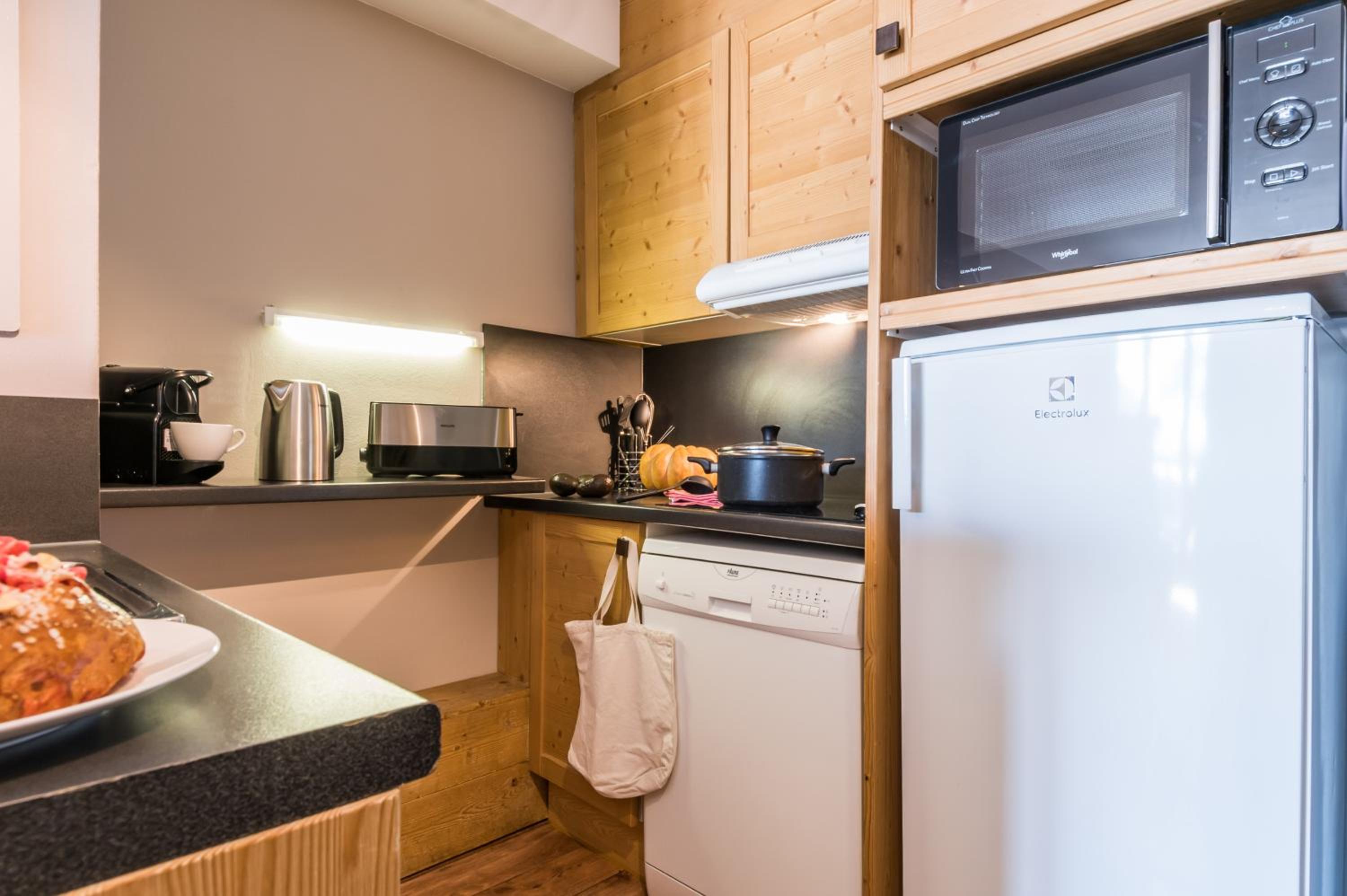 One-Bedroom Apartment - Mountain View (4 People) - South Side photo 3