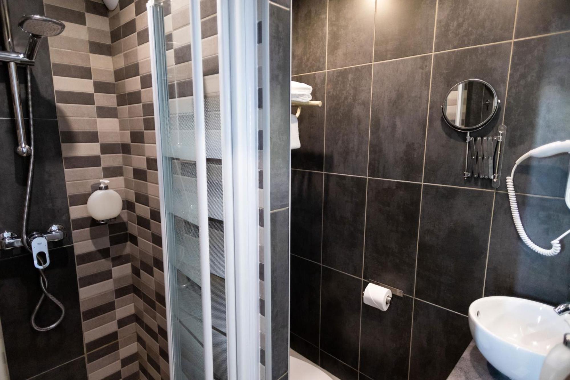 Standard Double Room - Photo 6