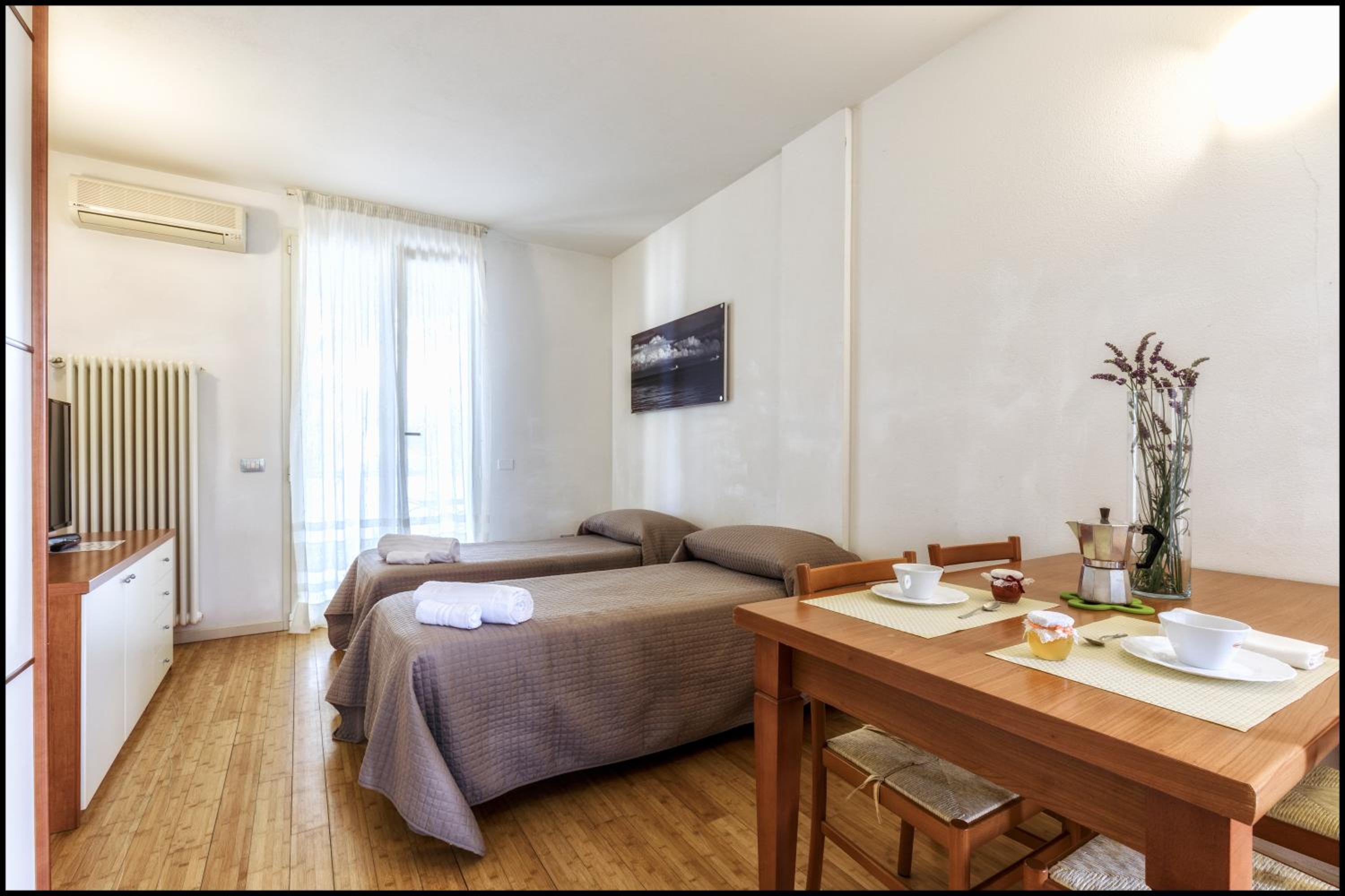 Large One-Bedroom Apartment - Photo 6
