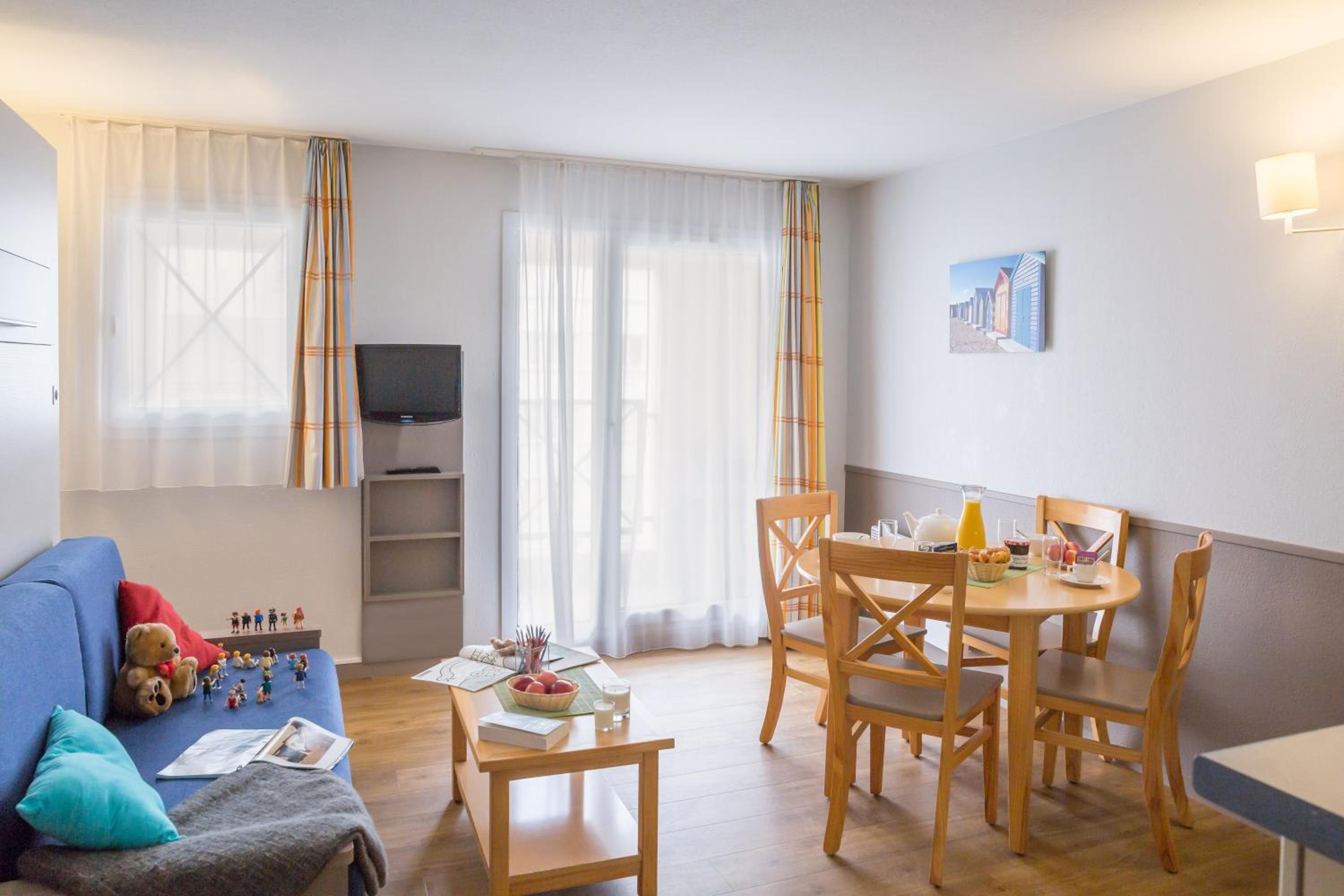 Two Connecting Studio With Two Sleeping Alcoves And Balcony (8 People)