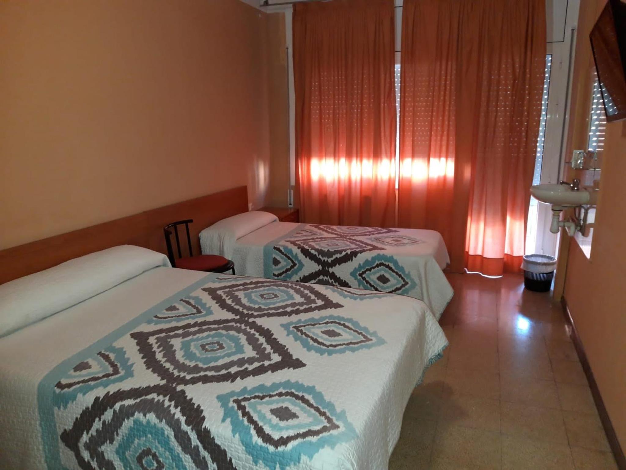Habitación Triple Básica con Baño Compartido