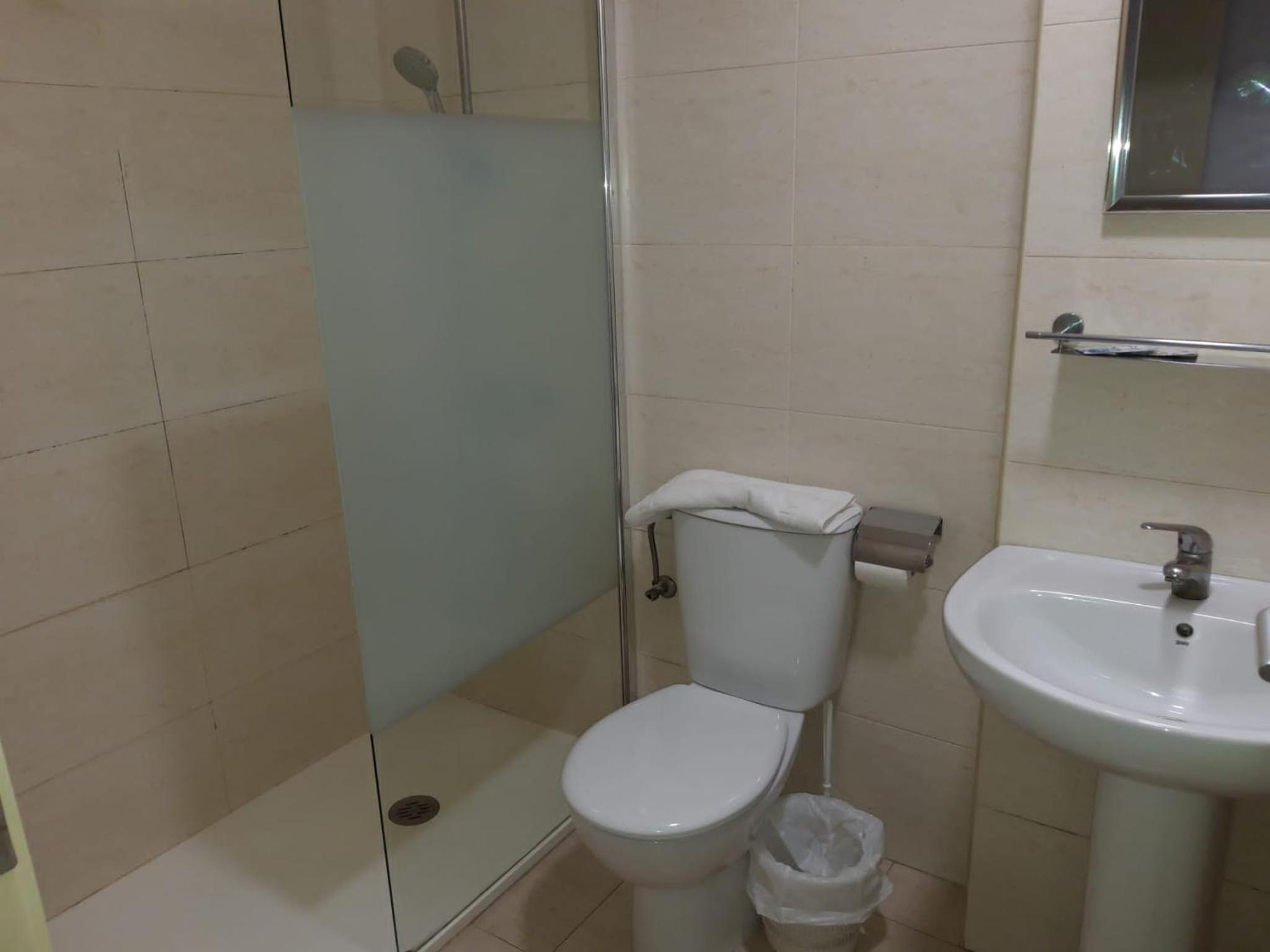 Twin Room with Private Bathroom photo 3