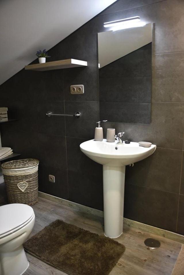Deluxe Double Room with Balcony - Photo 13