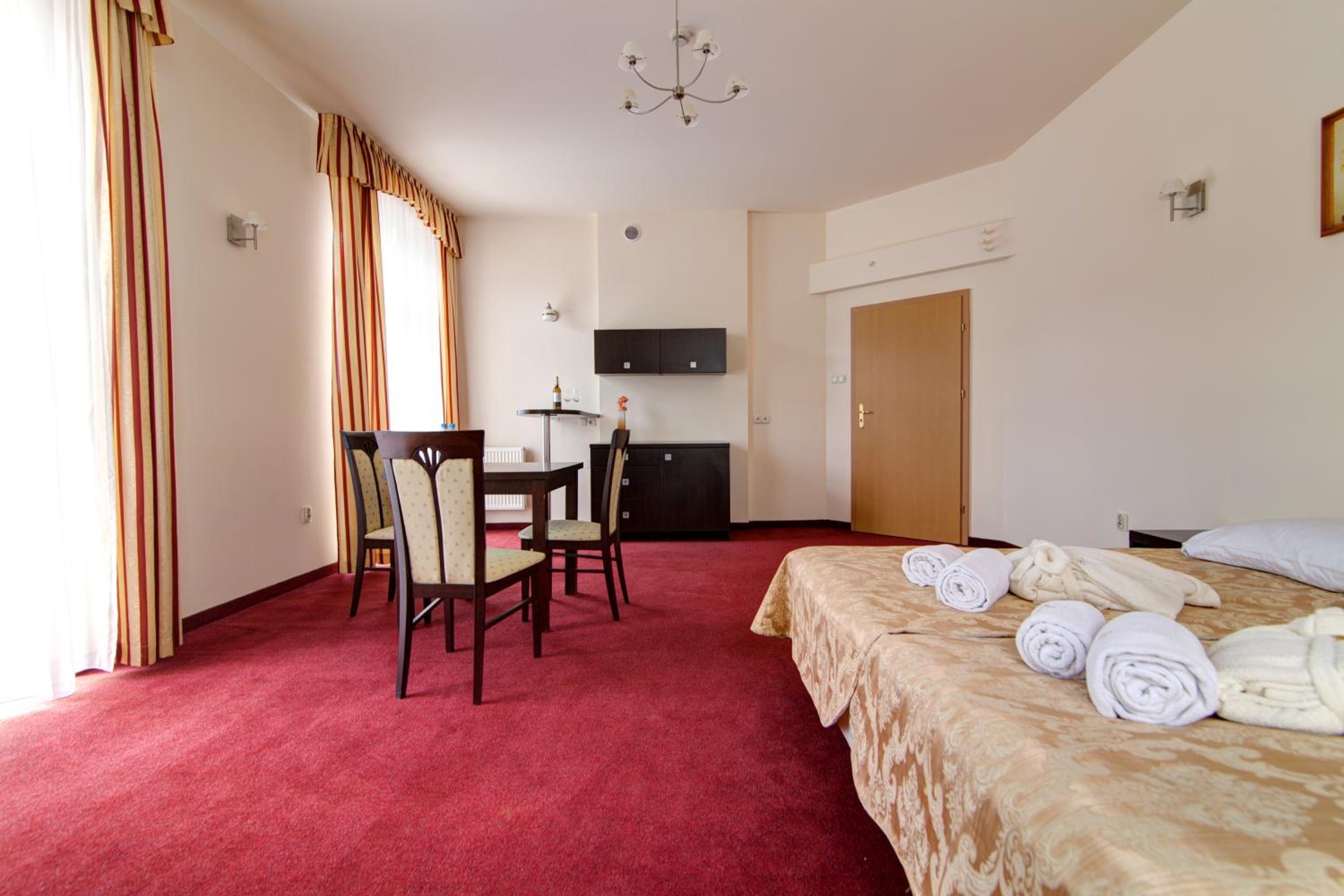 Studio Apartment - Photo 4