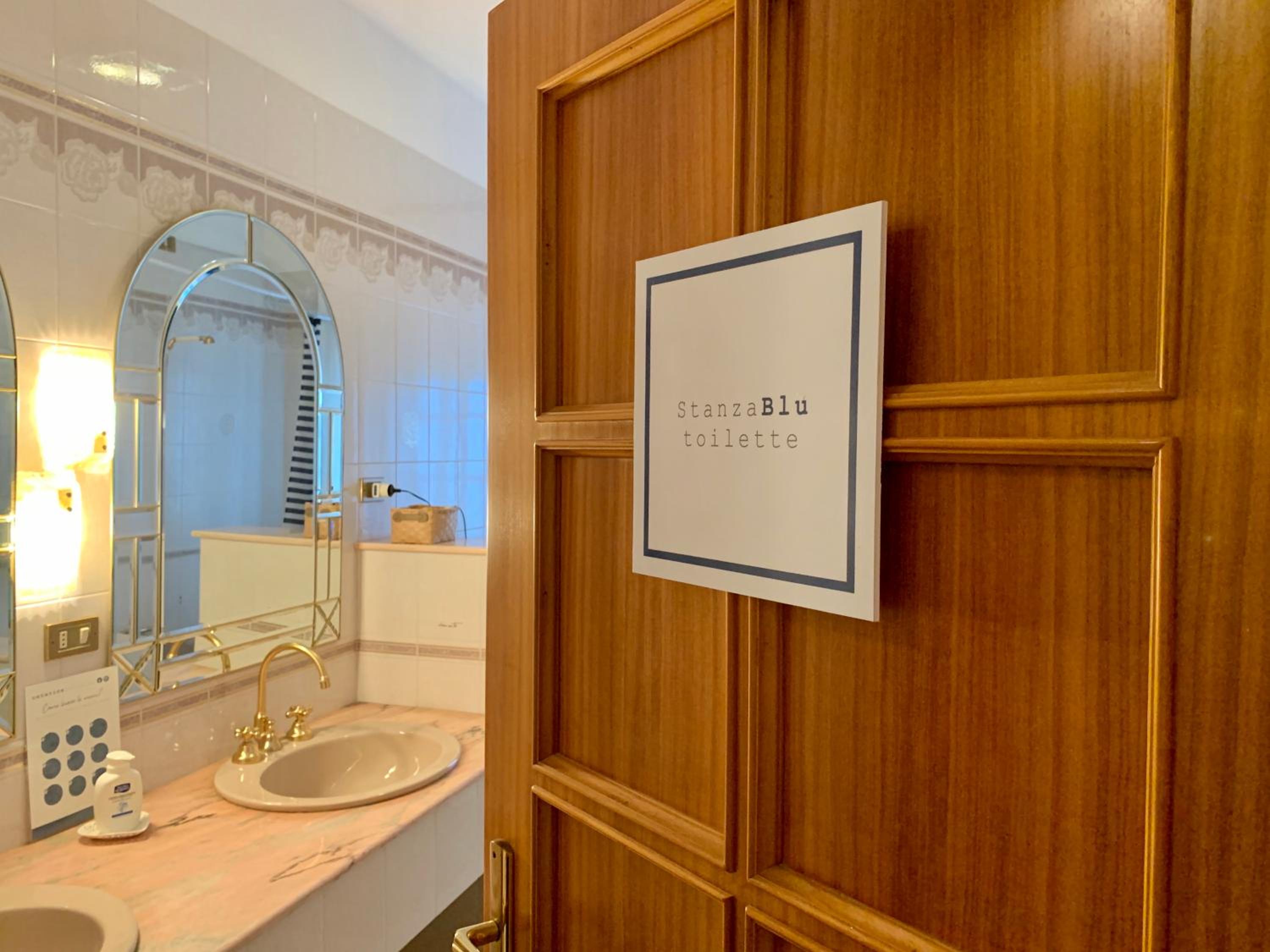 Double Room with Private External Bathroom - Photo 4