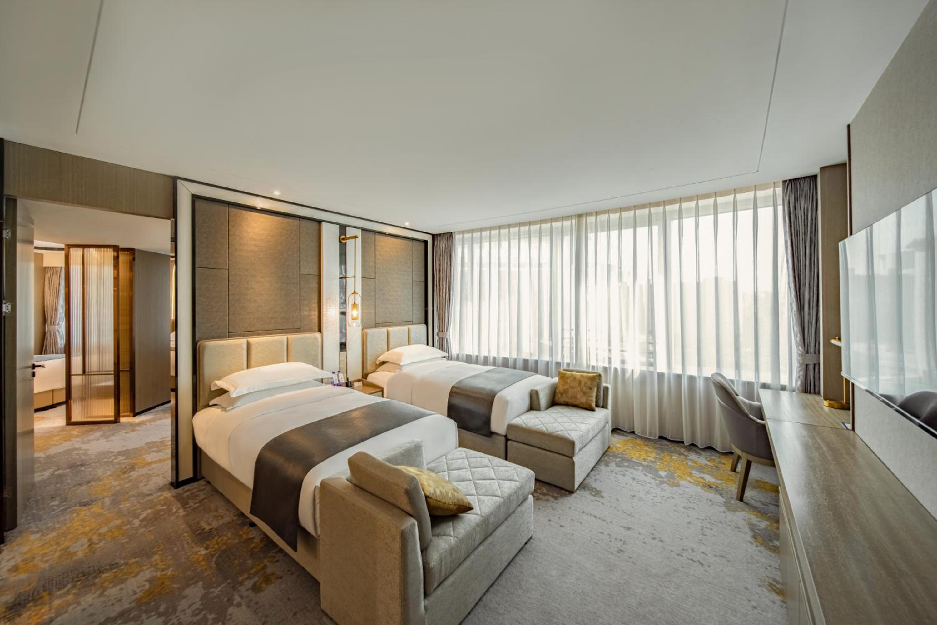 Family Suite(Included one box of mooncake per night)