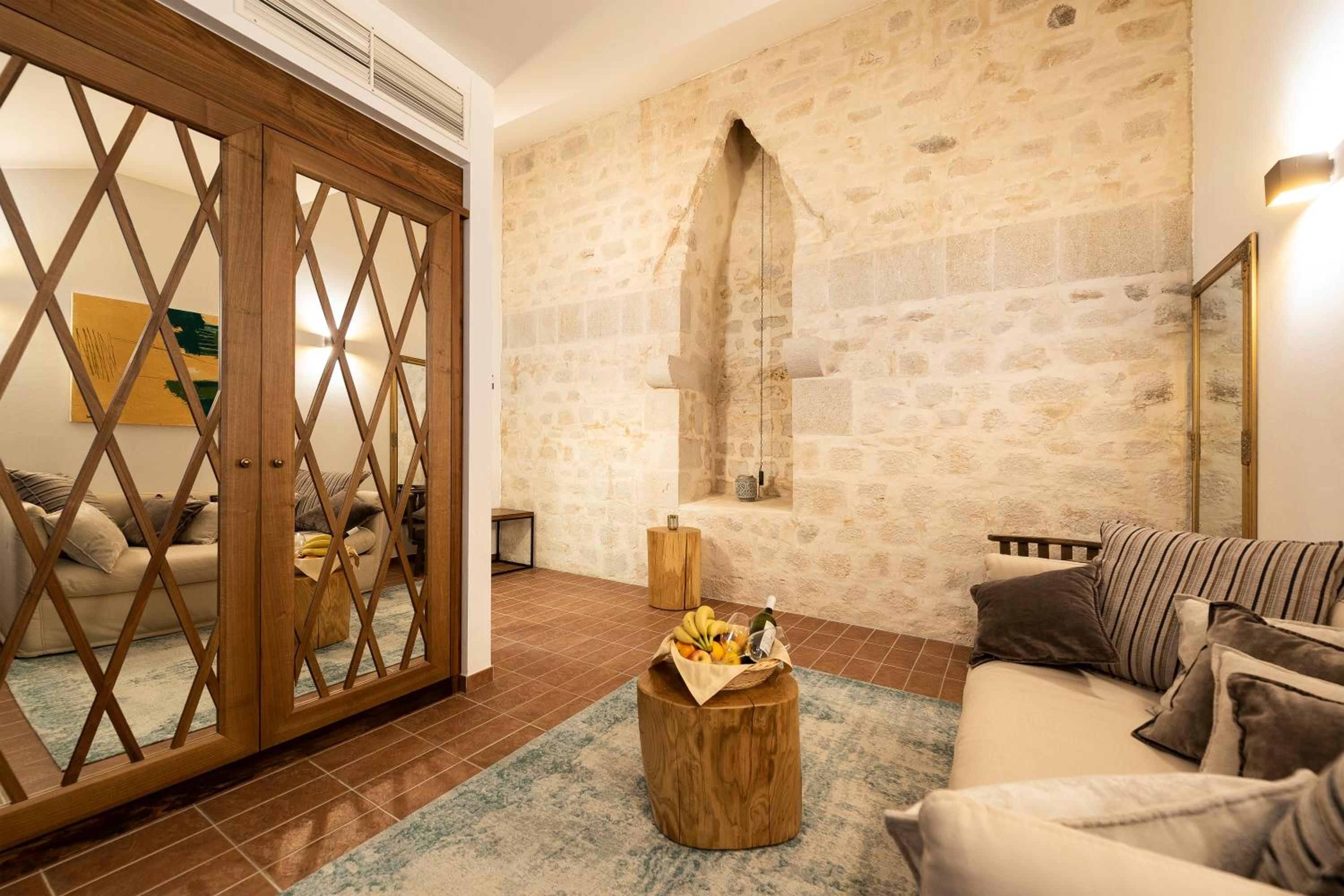 Deluxe King Suite - Photo 2