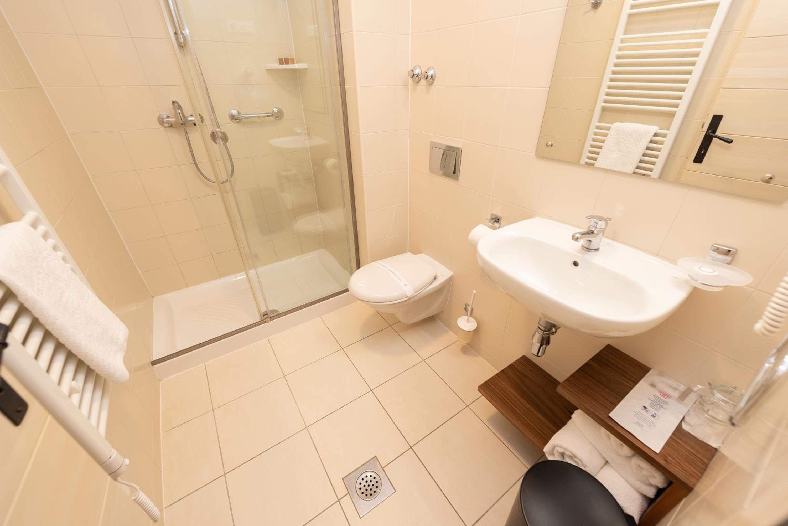 Deluxe King Suite - Photo 7