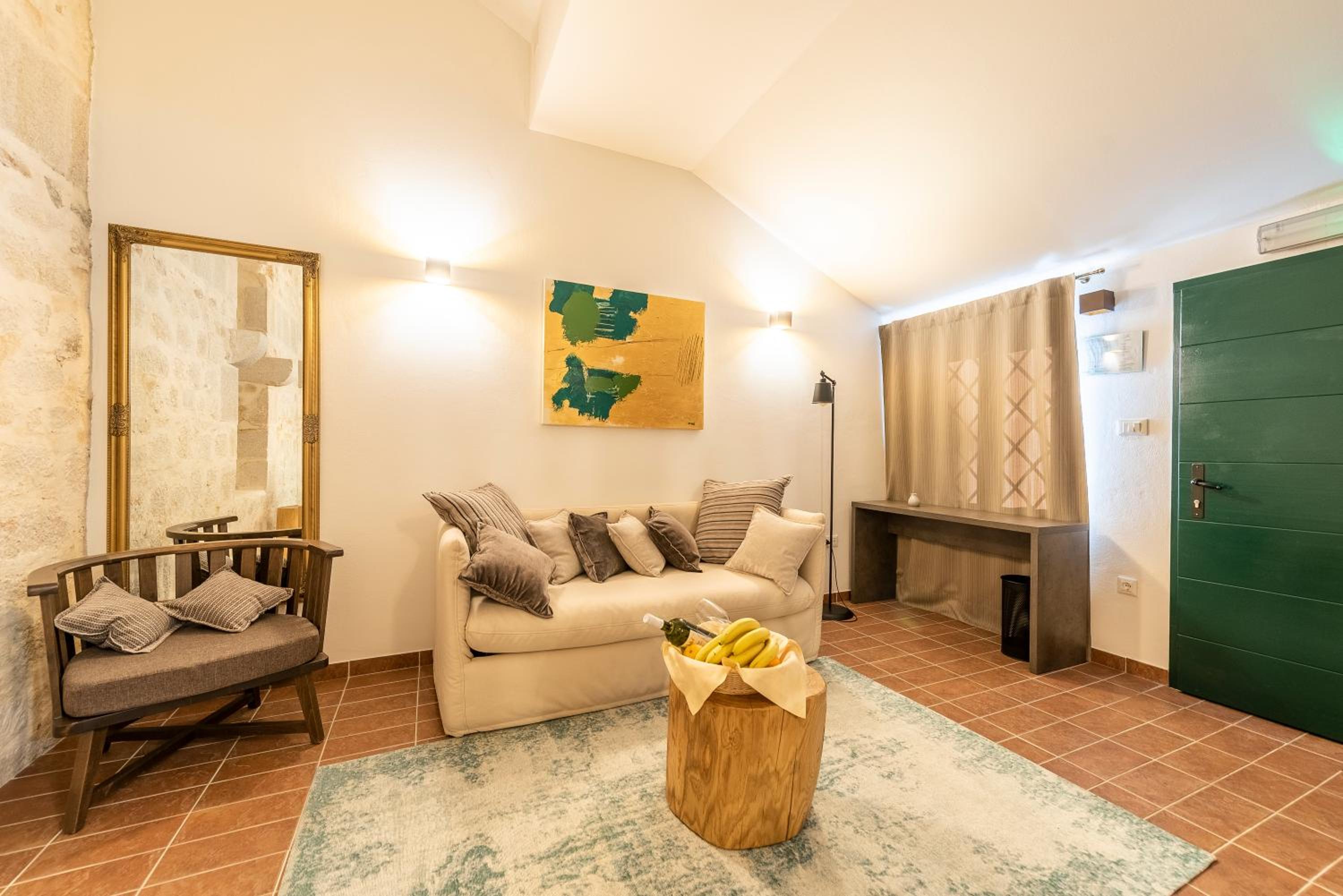 Deluxe King Suite - Photo 5