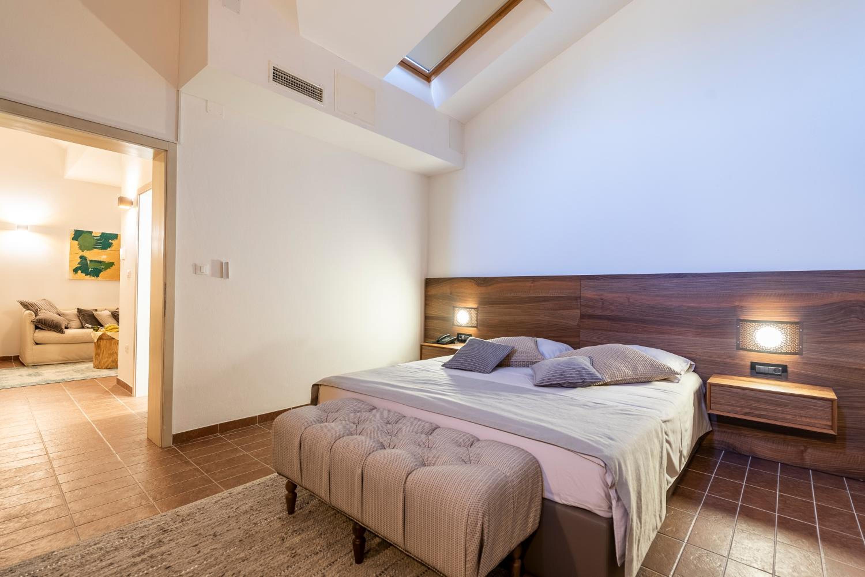 Deluxe King Suite - Photo 4