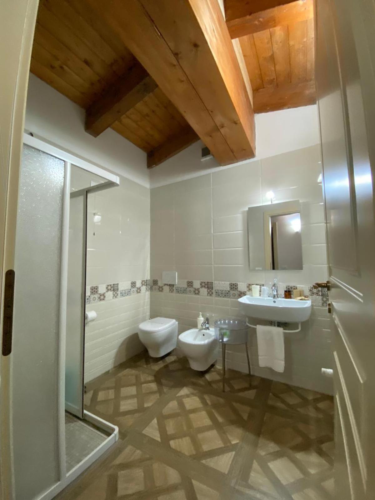 Double Room with Private Bathroom - Photo 6