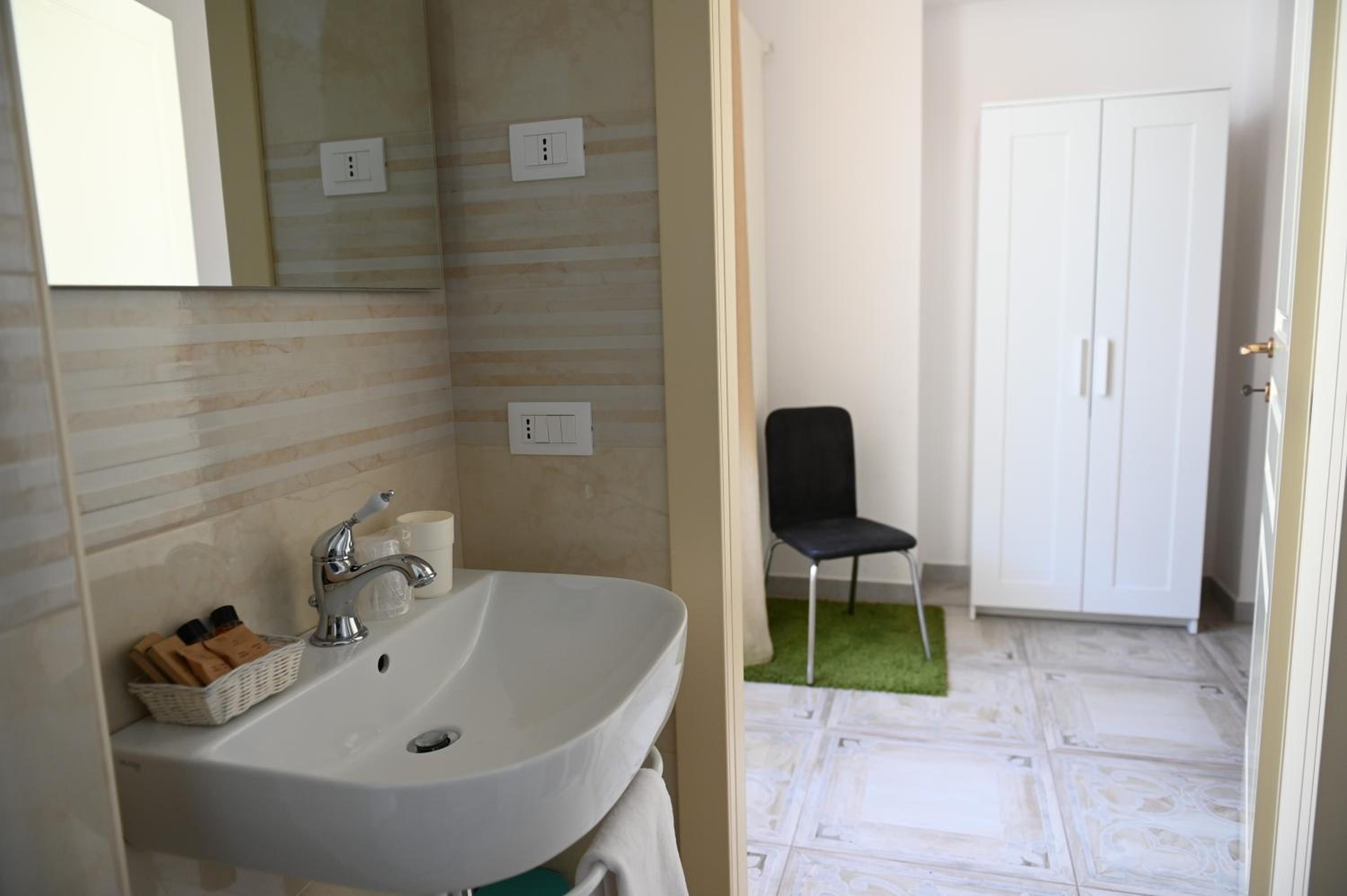 Double Room with Private Bathroom - Photo 13