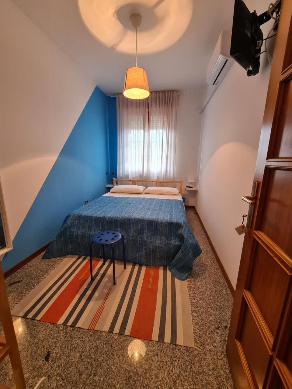 Double Room with Private External Bathroom - Photo 7
