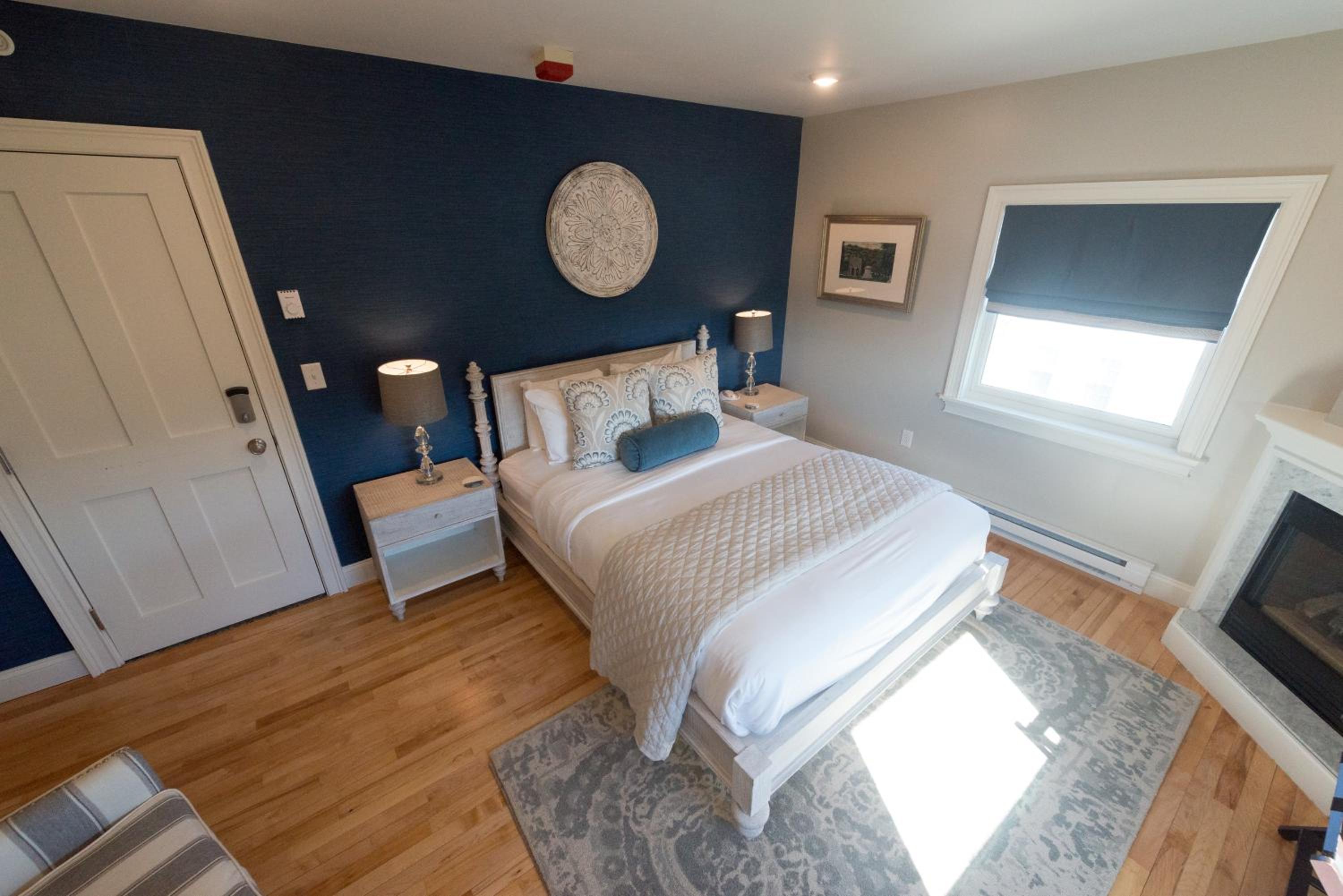 Room 12 – Queen Room with Fireplace photo 2